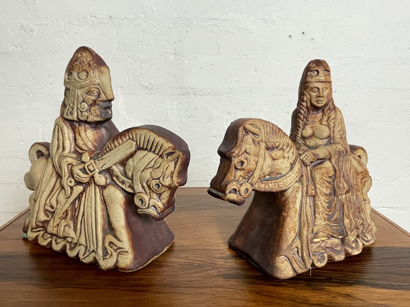 photo vinterior Vintage Quantock Pottery King Arthur & Queen Guinevere Figures | 1970s Stoneware | Inspired By Lewis Chessmen