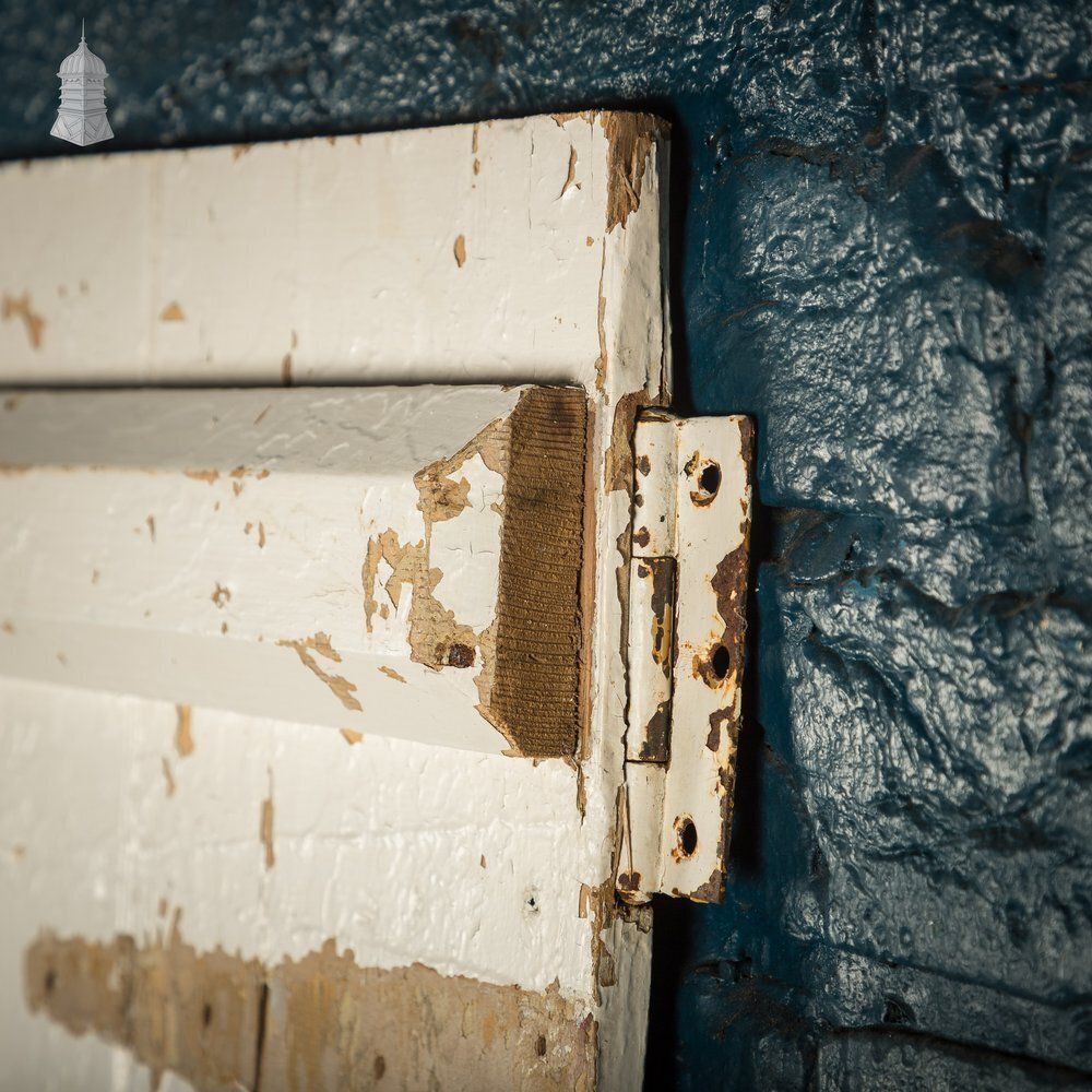 photo vinterior Ledged Cottage Door, Distressed White Paint