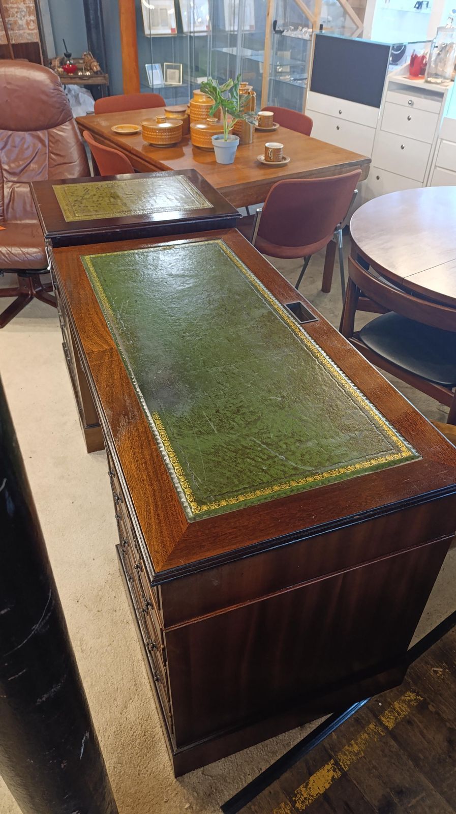 photo vinterior Reproduction Mahogany Veneer Desk With Tooled Leather Top