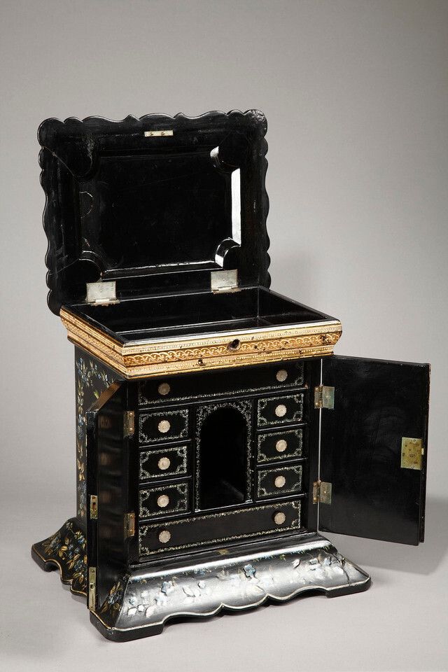 Box With Polychrome Floral Decoration And Mother Of Pearl Inlays, English Craftsmanship photo buy