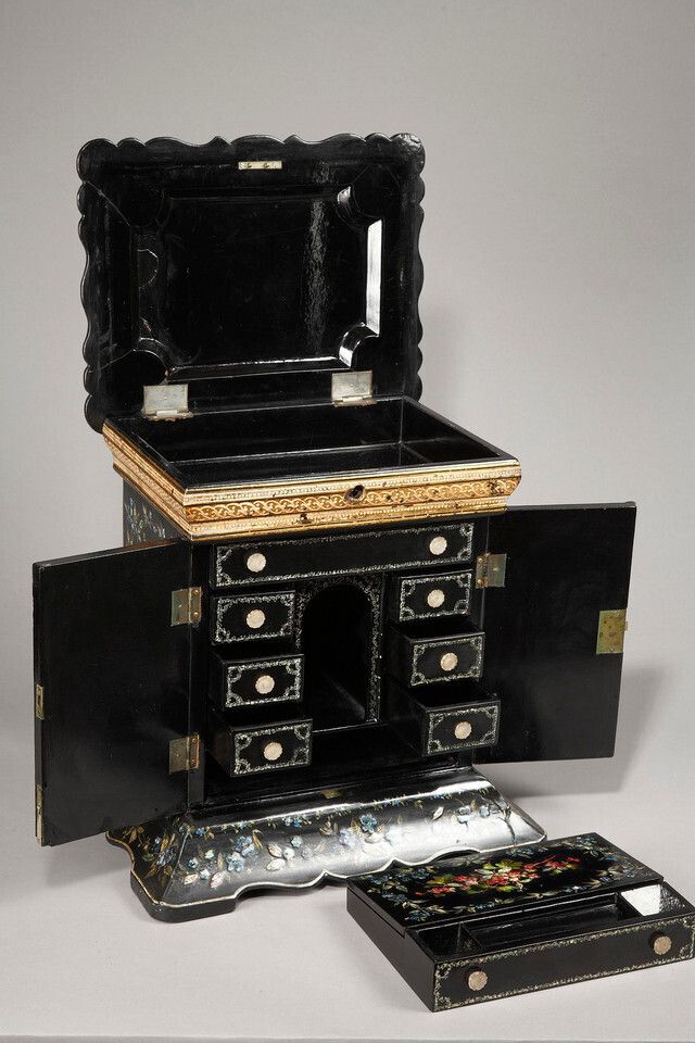 photo furniture Box With Polychrome Floral Decoration And Mother Of Pearl Inlays, English Craftsmanship