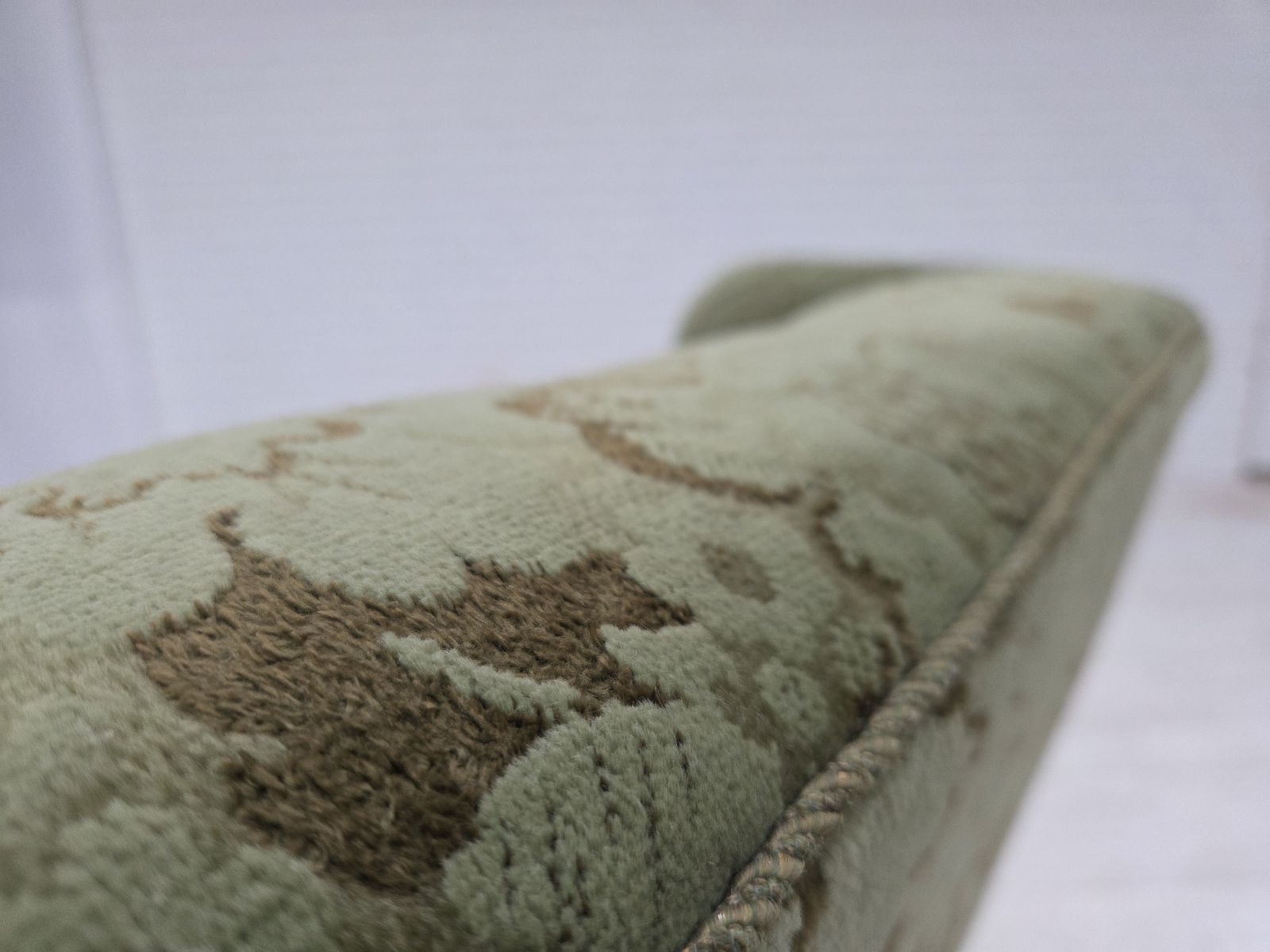 Jaren 1950, Deense Relax Fauteuil, Groen Meubelvelours, Gesneden Eikenhout. photo vintage