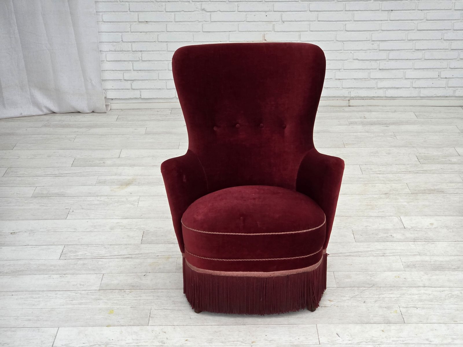 Jaren 1970, Deense Fauteuil, Kersrood Meubelvelours, Essen Houten Poten. photo for sale