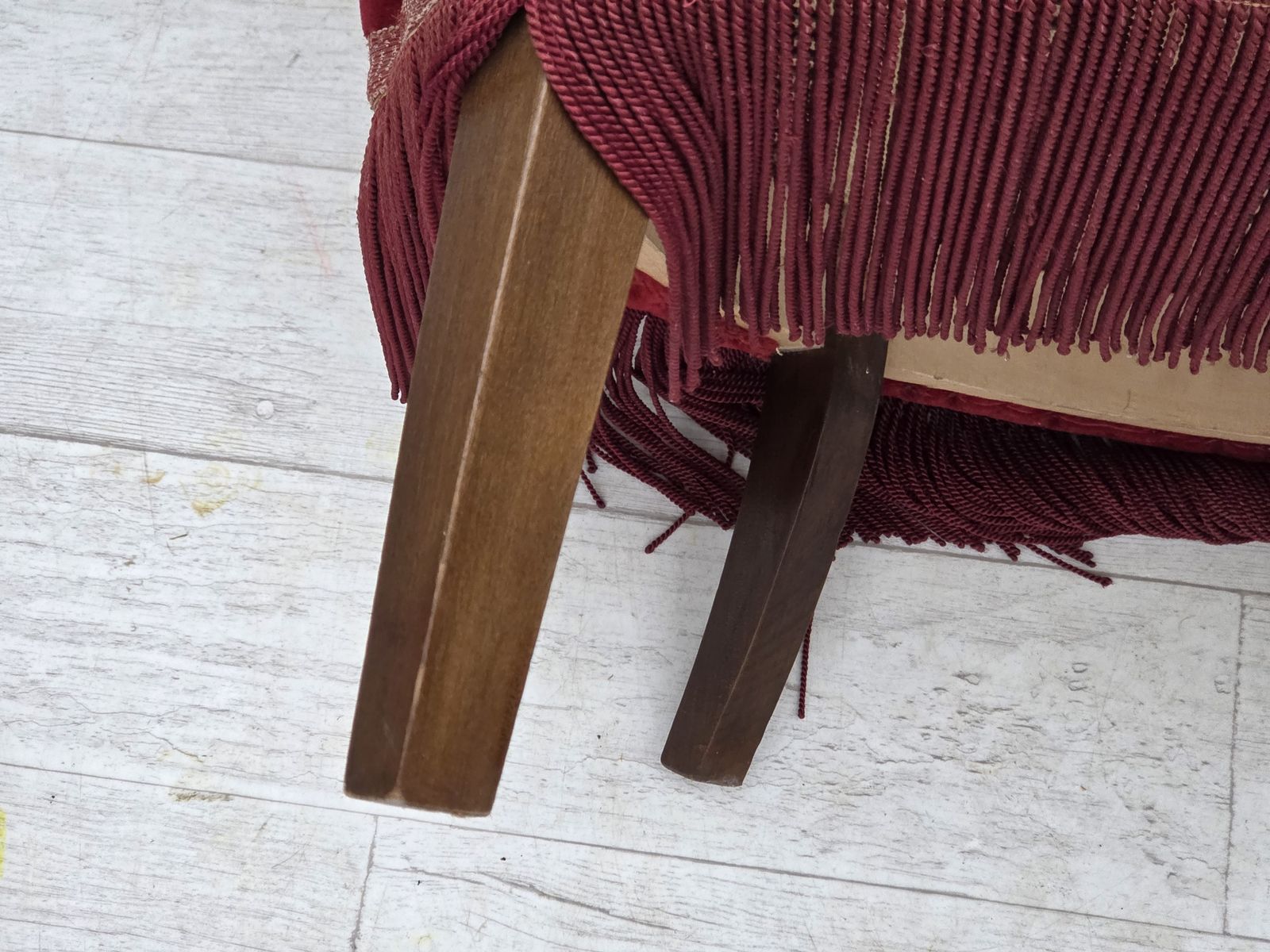 Meubels Jaren 1970, Deense Fauteuil, Kersrood Meubelvelours, Essen Houten Poten. photo