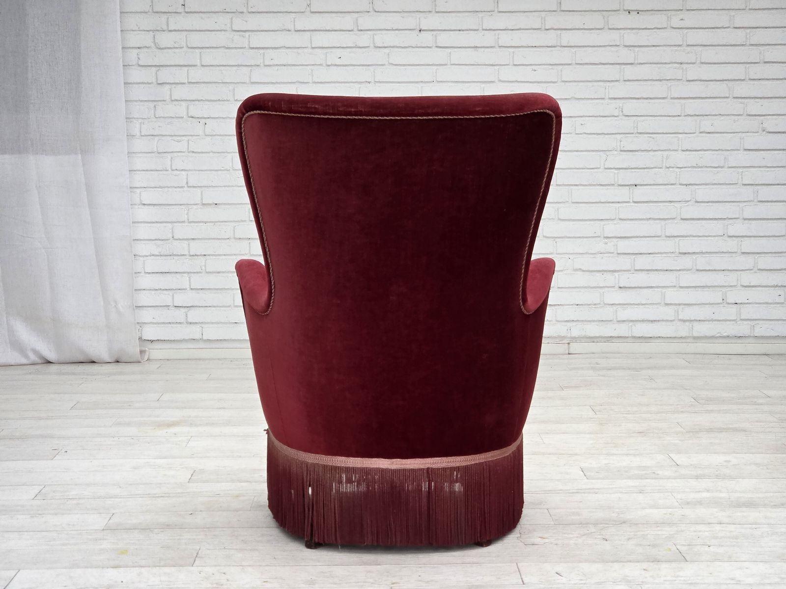 photo buy Jaren 1970, Deense Fauteuil, Kersrood Meubelvelours, Essen Houten Poten.
