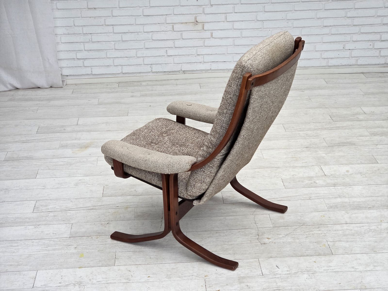 photo vintage 1970s, Norwegian Design Armchair, Blend Wool Fabric, Bent Wood.