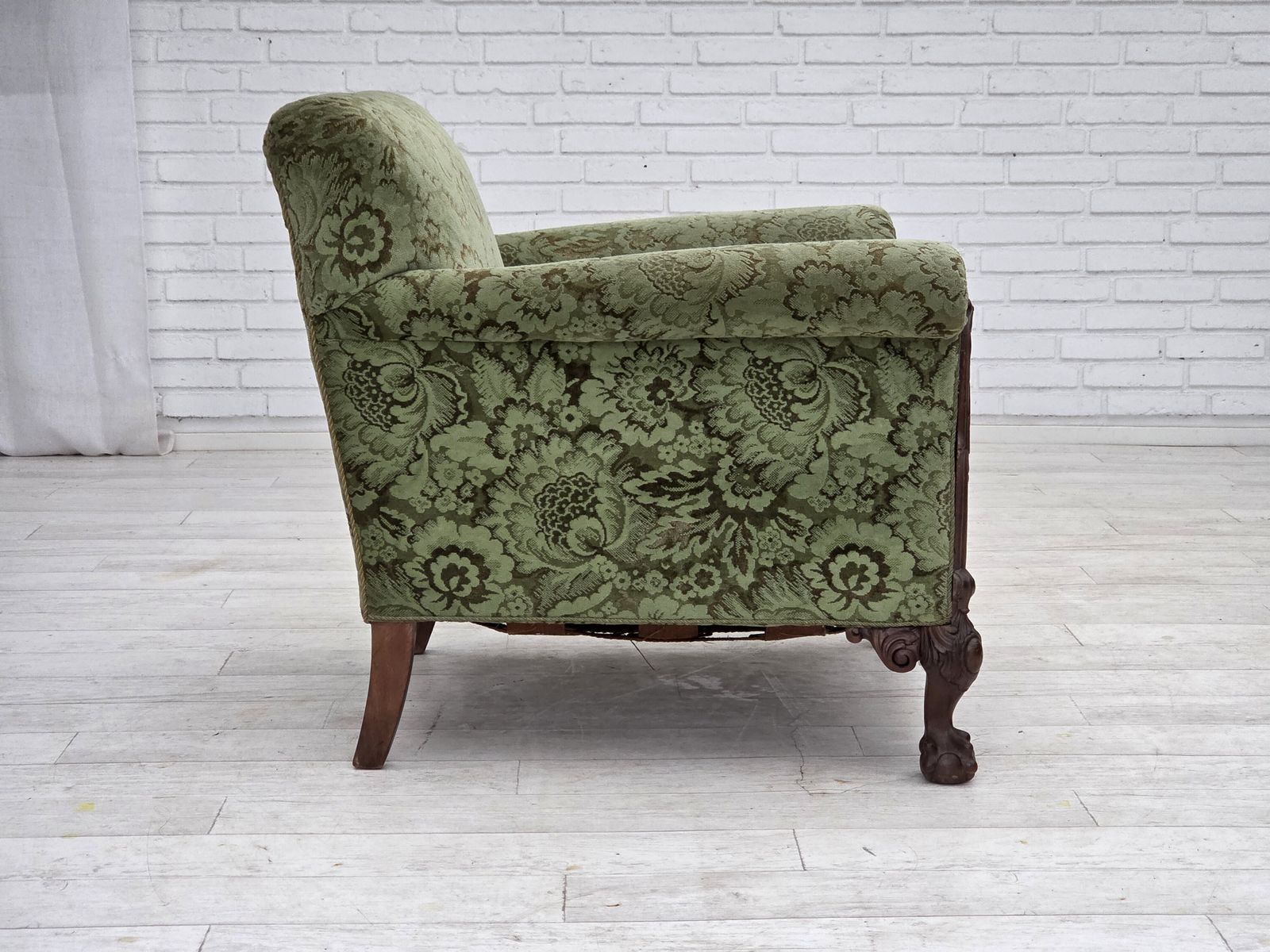 photo vinterior 1950s, Danish Armchair, Green Furniture Velour, Carved Oak Wood.