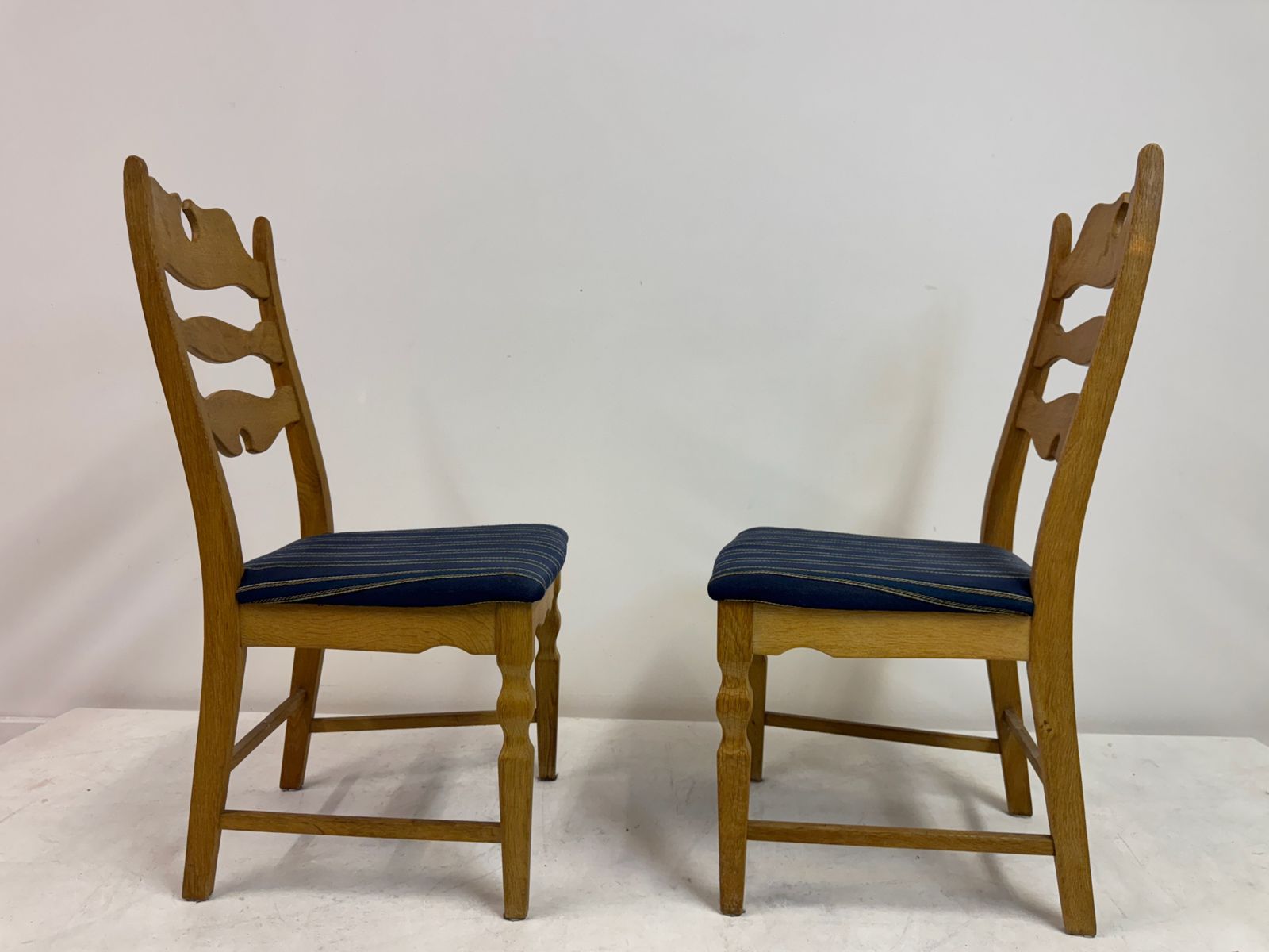 photo vintage Set Of Six “Razorblade” Dining Chairs By Henning Kjaernulf, Oak, 1960s