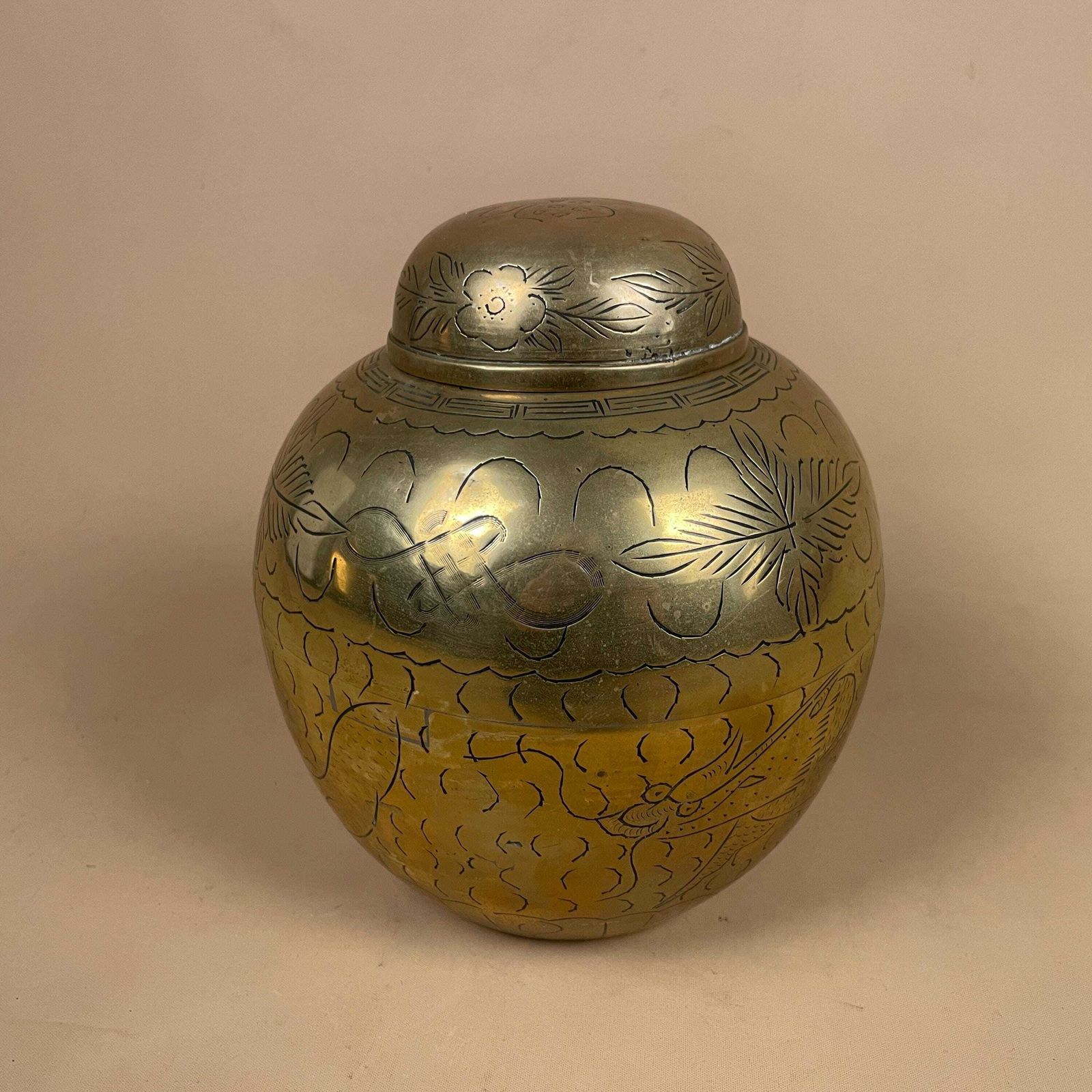 Gold Brass Oriental Chinese Vase Decorative Pot Antique Asian Pattern Decorative Vintage Engraved Traditional Lidded Lid Round Patterned photo Home Decor