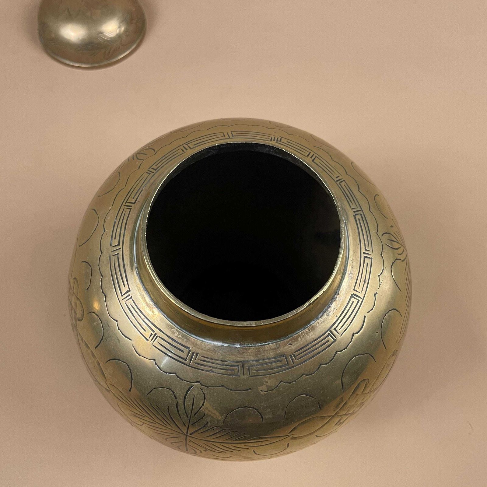 photo furniture Gold Brass Oriental Chinese Vase Decorative Pot Antique Asian Pattern Decorative Vintage Engraved Traditional Lidded Lid Round Patterned