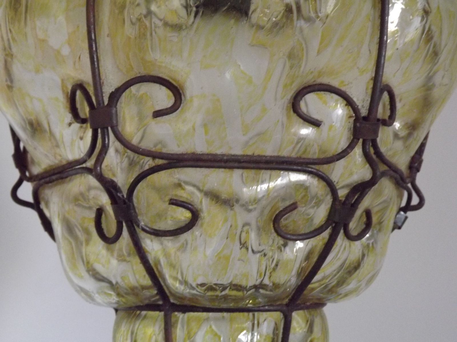 photo vintage Lanterne suspendue italienne en fer forgé et verre de Murano craquelé, années 1960