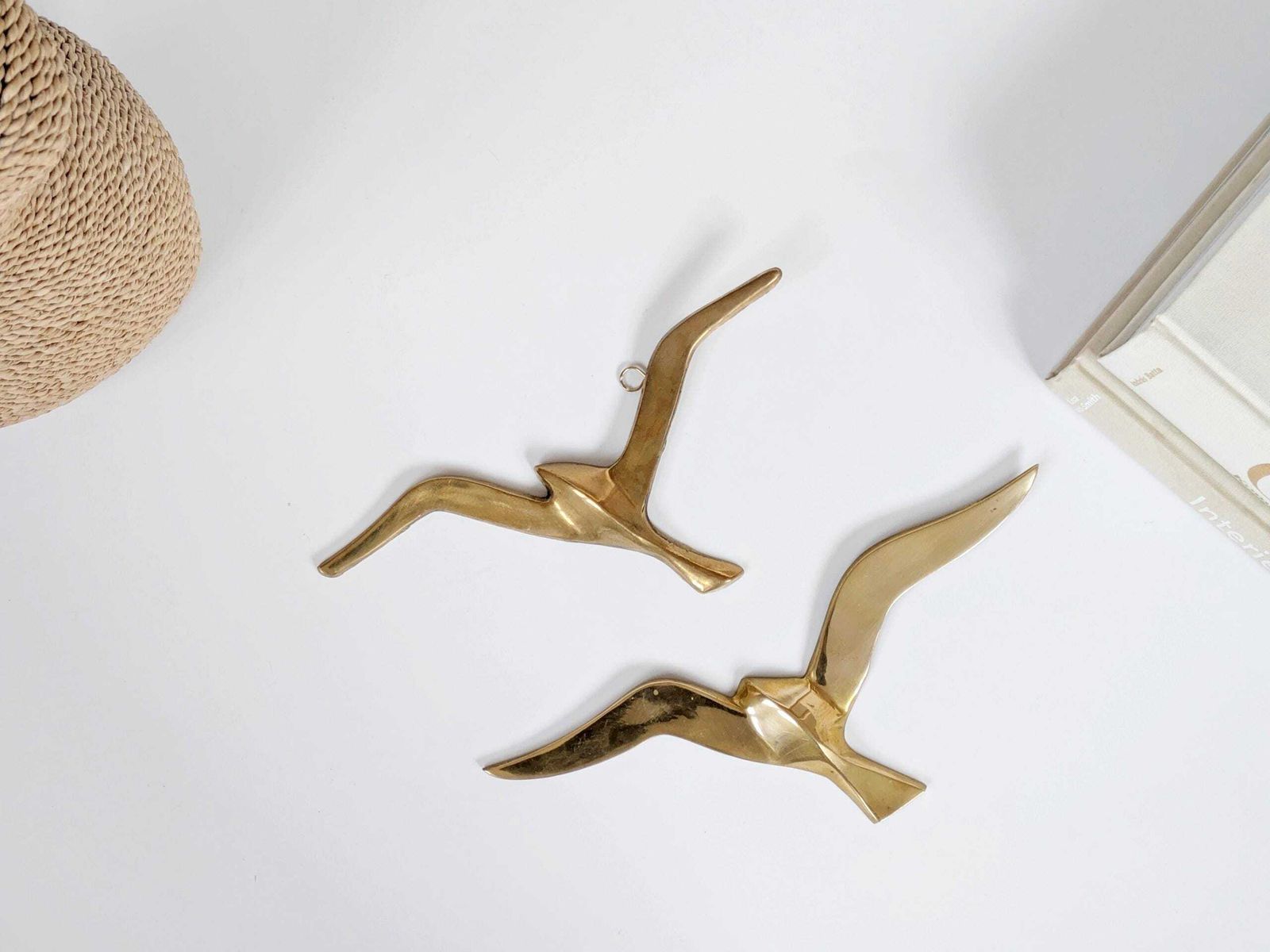 photo vintage Set Of 2 Midcentury Brass Flying Birds: 1960s Minimalist Sculptural Seagull Wall Art
