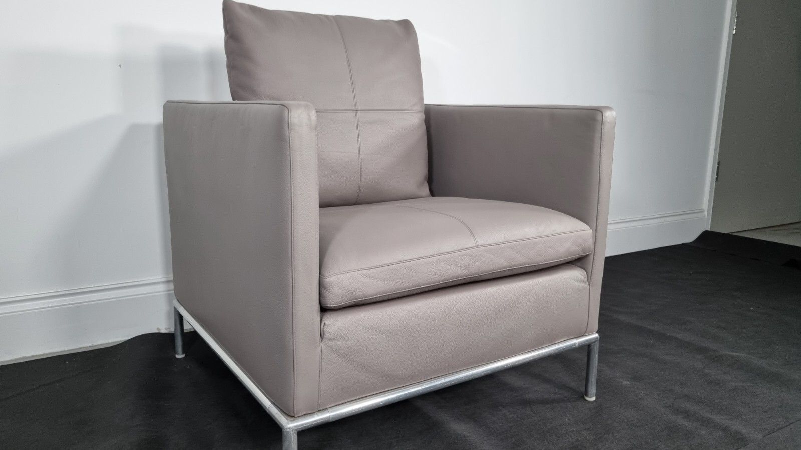 photo furniture Bb Italia George Chair In Soft Grey Leather (Item3) Very Good Condition