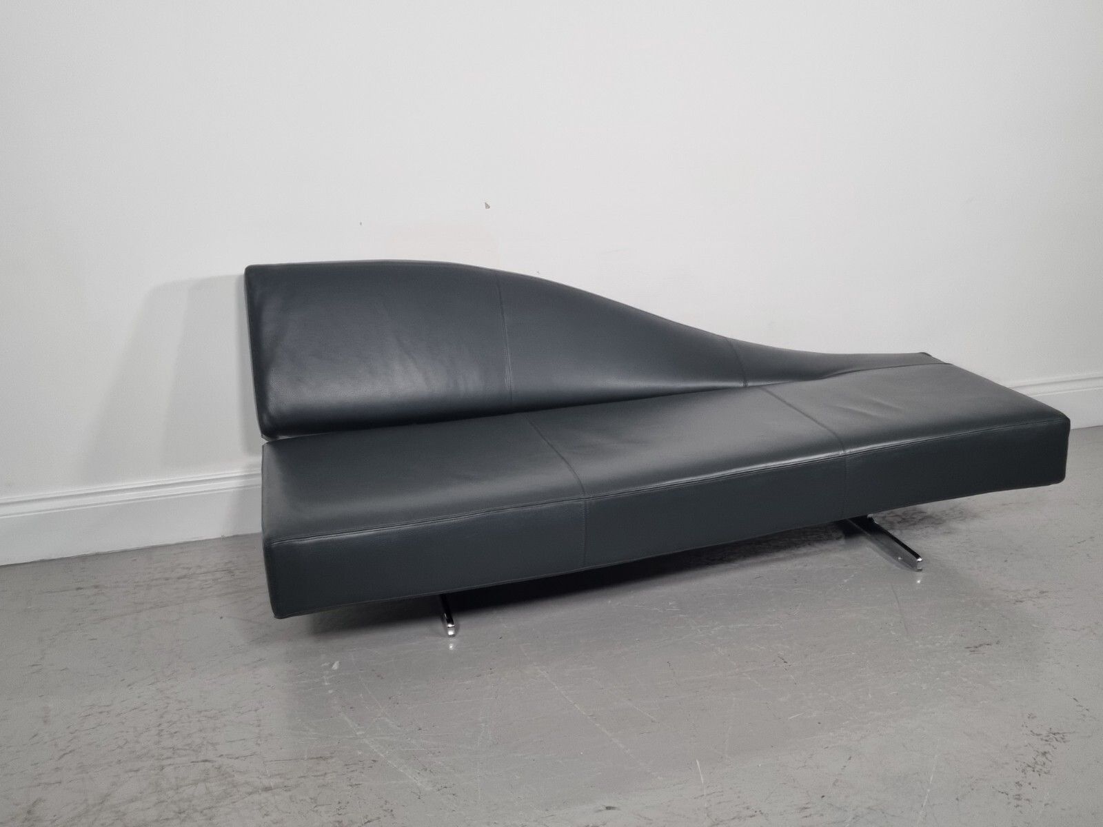 Cassina Aspen Chaise In Luxurious Black Leather In Stunning Condition photo furniture