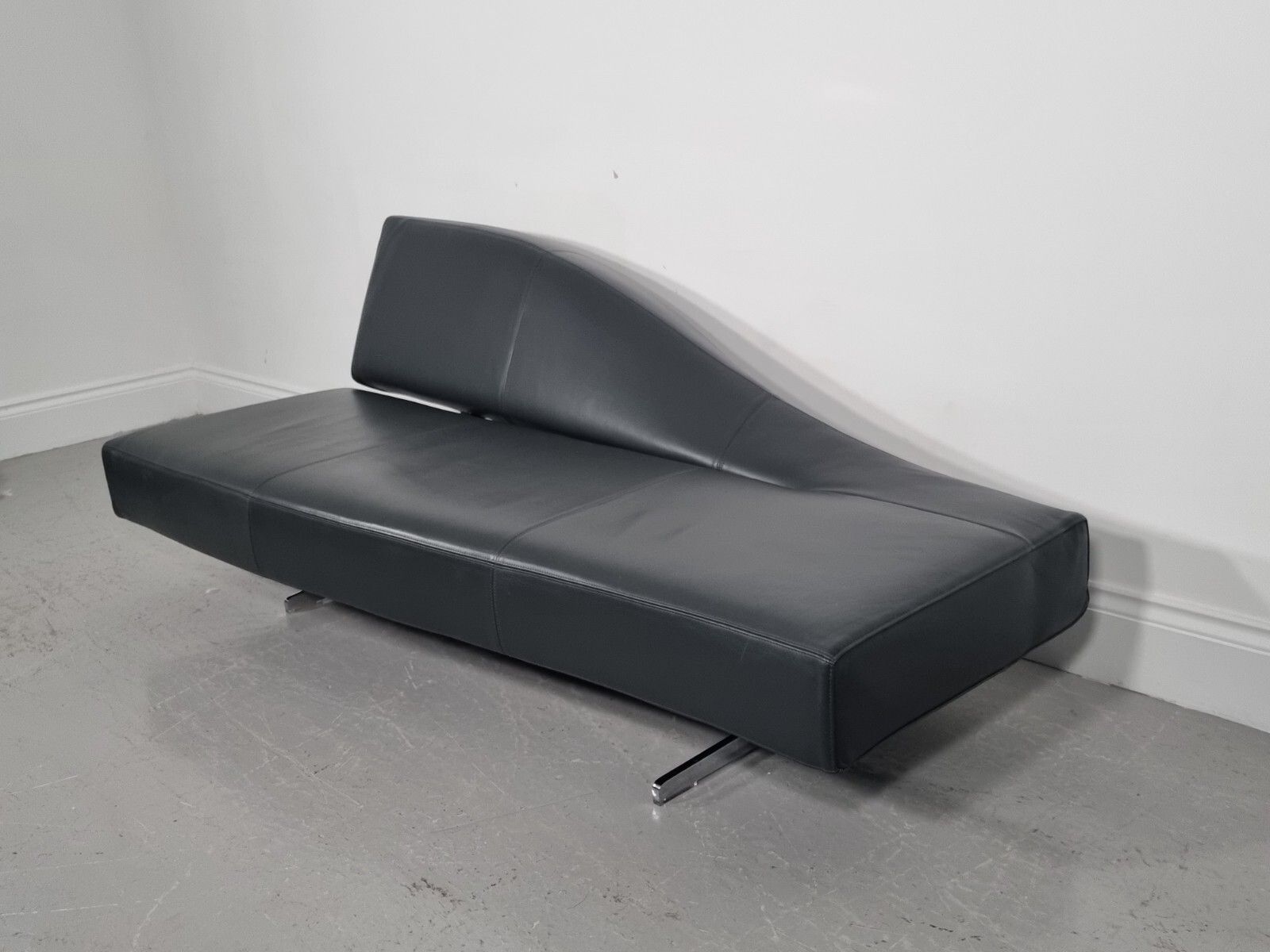 Cassina Aspen Chaise In Luxurious Black Leather In Stunning Condition photo for sale