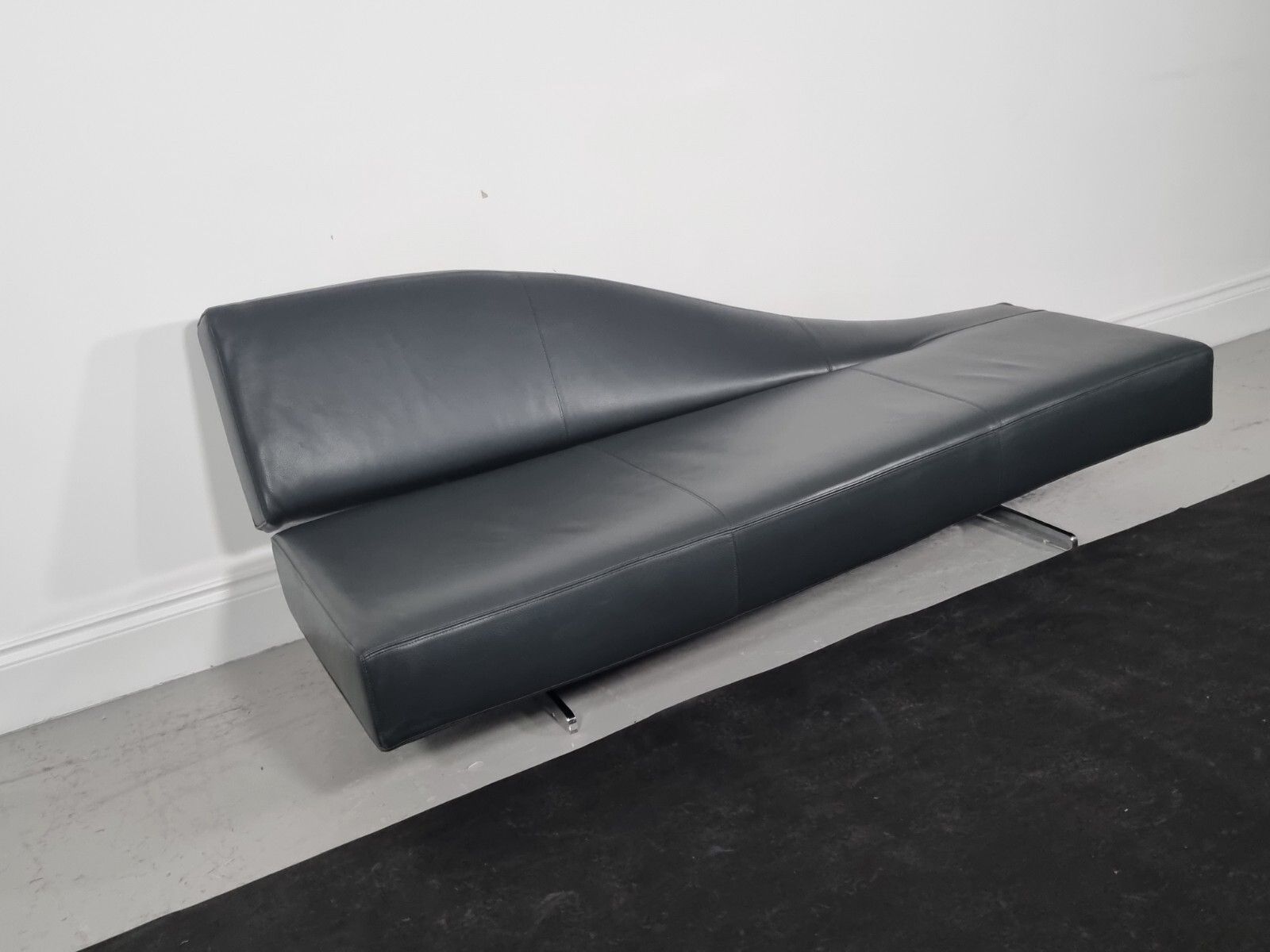 Cassina Aspen Chaise In Luxurious Black Leather In Stunning Condition photo vinterior