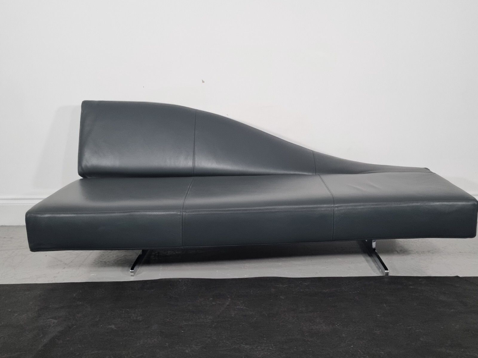 Cassina Aspen Chaise In Luxurious Dark Charcoal Leather Immaculate Condition