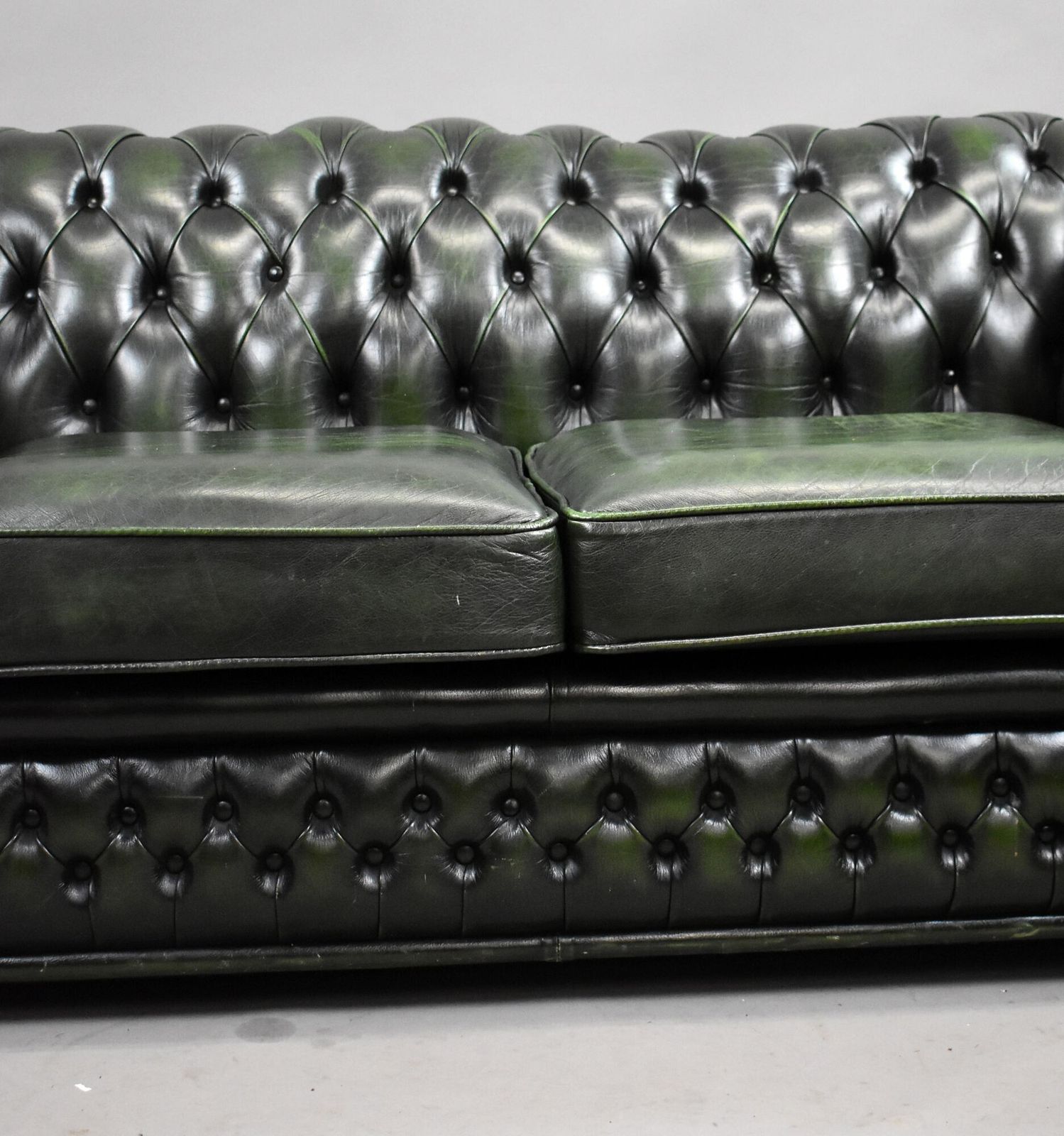 photo furniture Green Leather Chesterfield