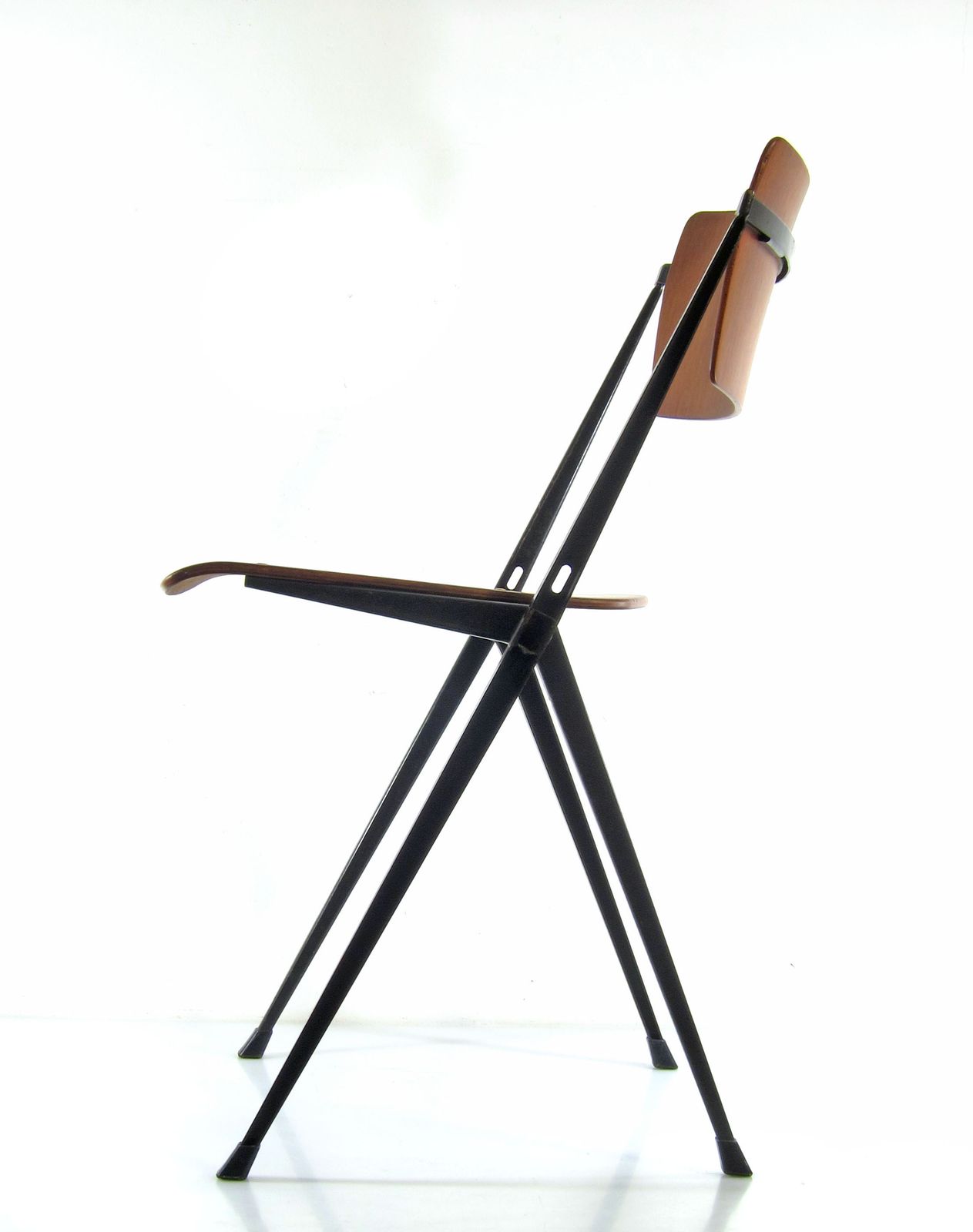 Wim Rietveld "Pyramid" Chair – Ontwerp Uit 1959 Voor Ahrend De Cirkel photo furniture
