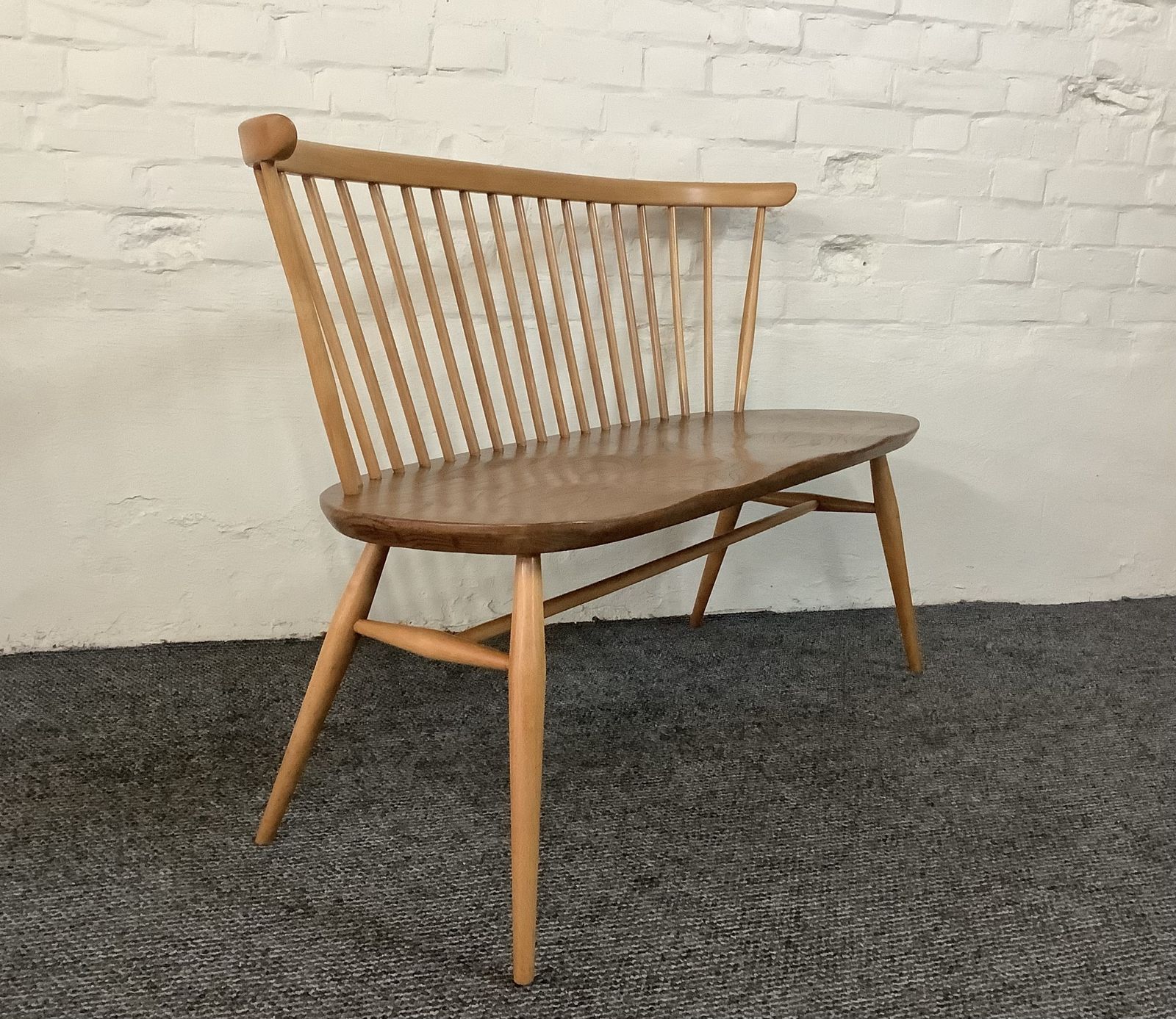 photo vintage Ercol Windsor 450 Loveseat, Produced 1960 Onwards.