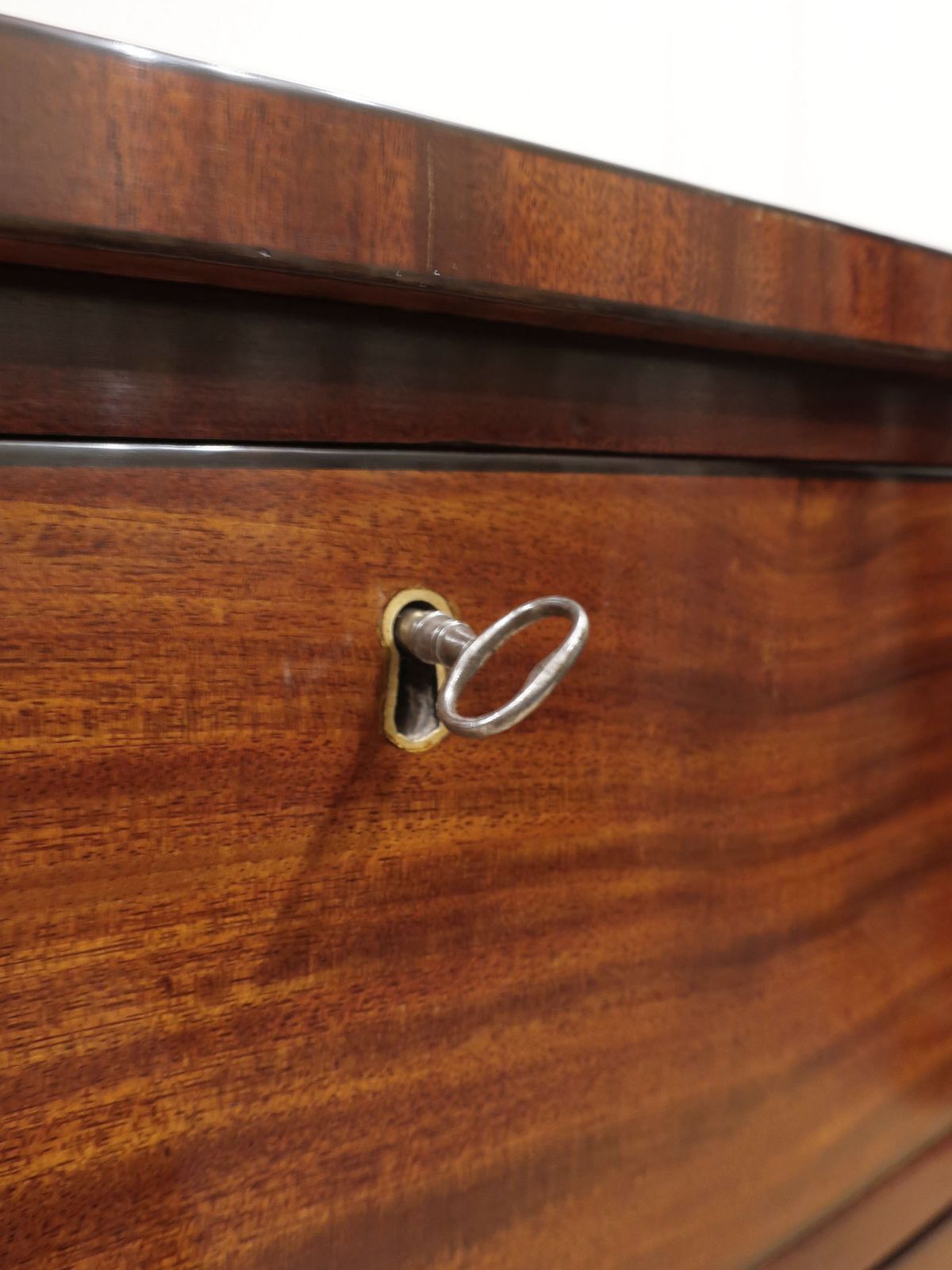 Georgian Mahogany Bow Fronted Chest Of Drawers photo vinterior