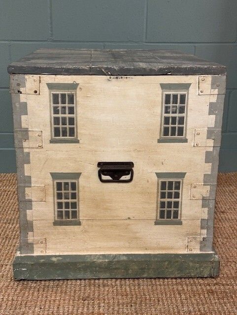 photo vinterior Victorian Silver Chest Painted In The Style Of A Manor House