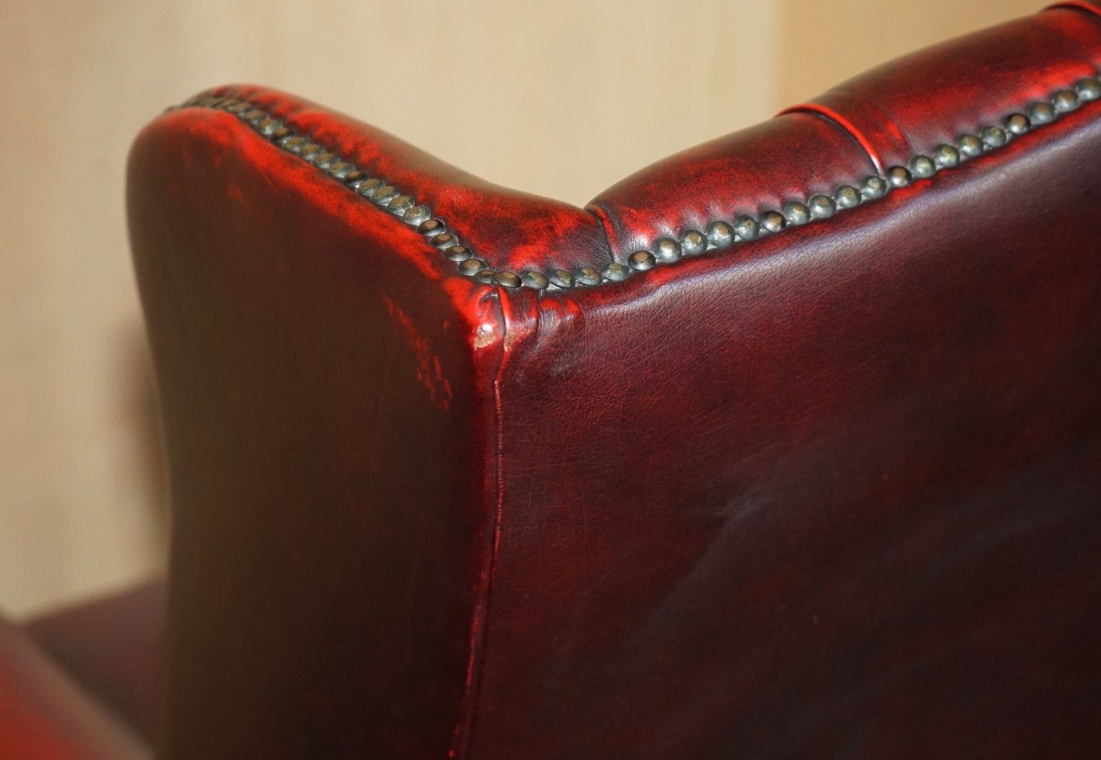 photo vintage Nice Decorative Pair Of Chesterfield Vintage Oxblood Leather Wingback Armchairs