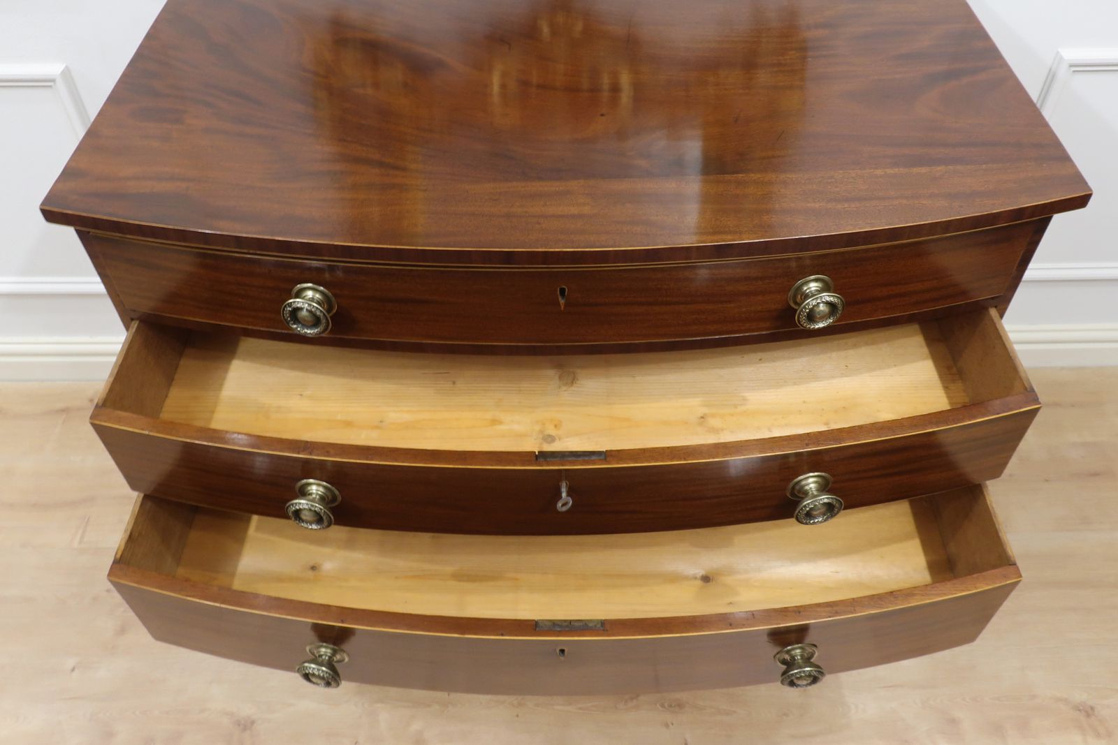 photo vintage Georgian Mahogany Bow Fronted Chest Of Drawers