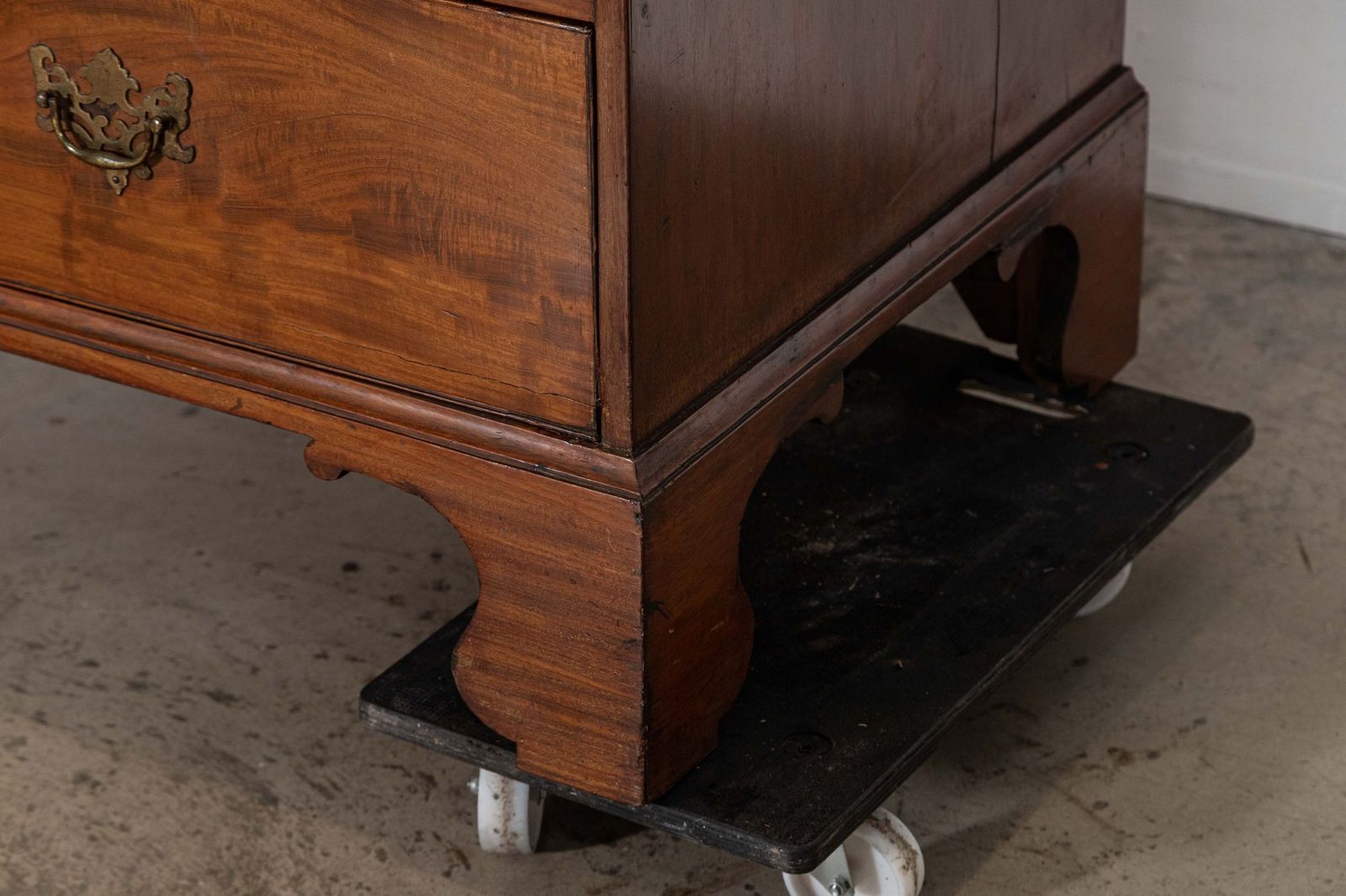 photo vinterior English George III Walnut Linen Press