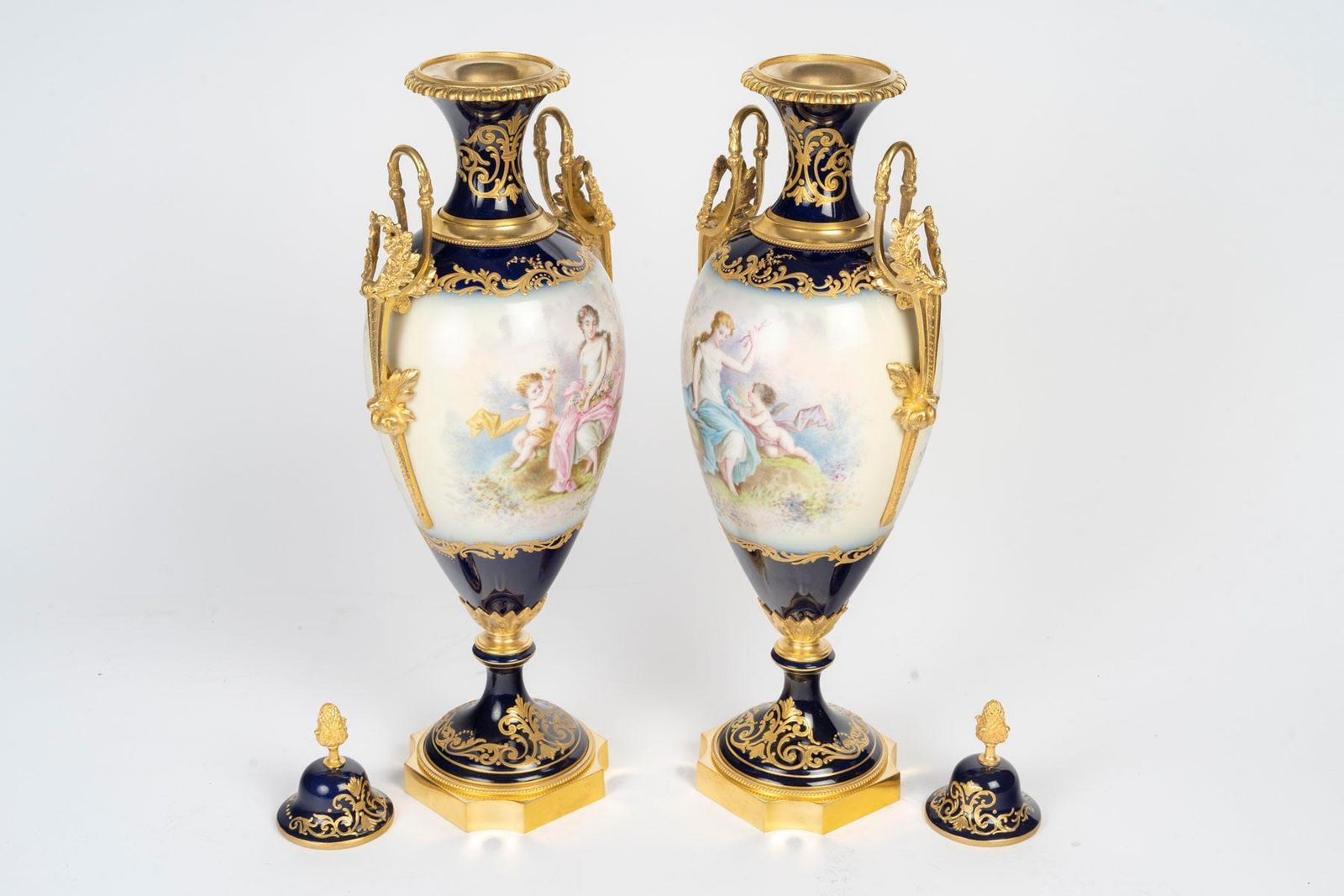 Pair Of Covered Sèvres Porcelain Vases, Napoleon III Period, 19th Century. photo vinterior