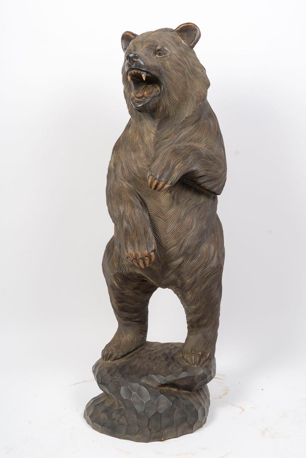 Large Carved Wooden Bear Sculpture, 20th Century. photo Art