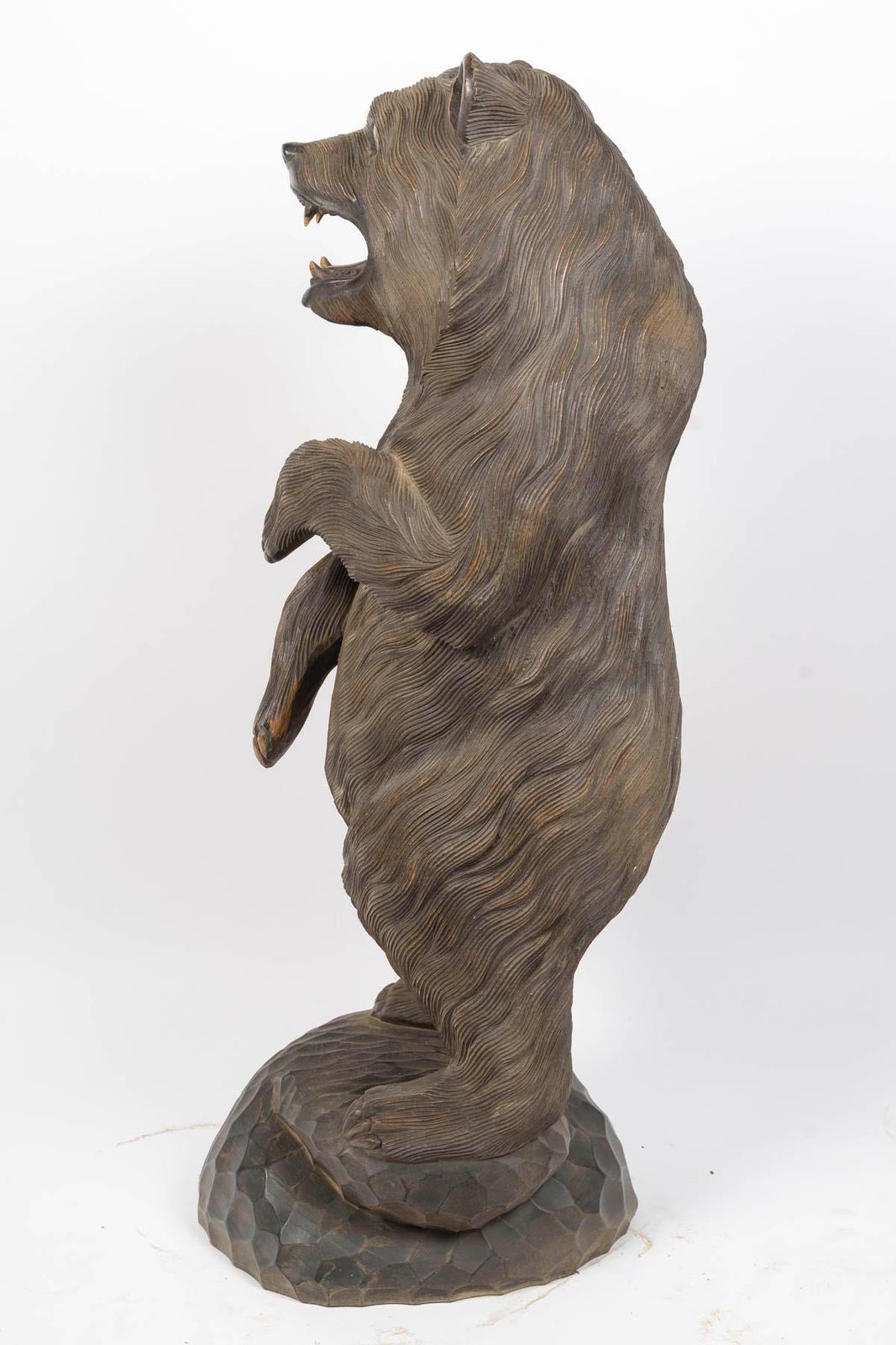 Large Carved Wooden Bear Sculpture, 20th Century. photo vinterior