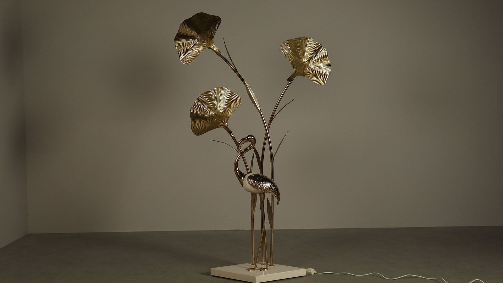 photo vinterior Large Brass Flamingo Floor Lamp With Sculptural Ginkgo Leaves, 1970s