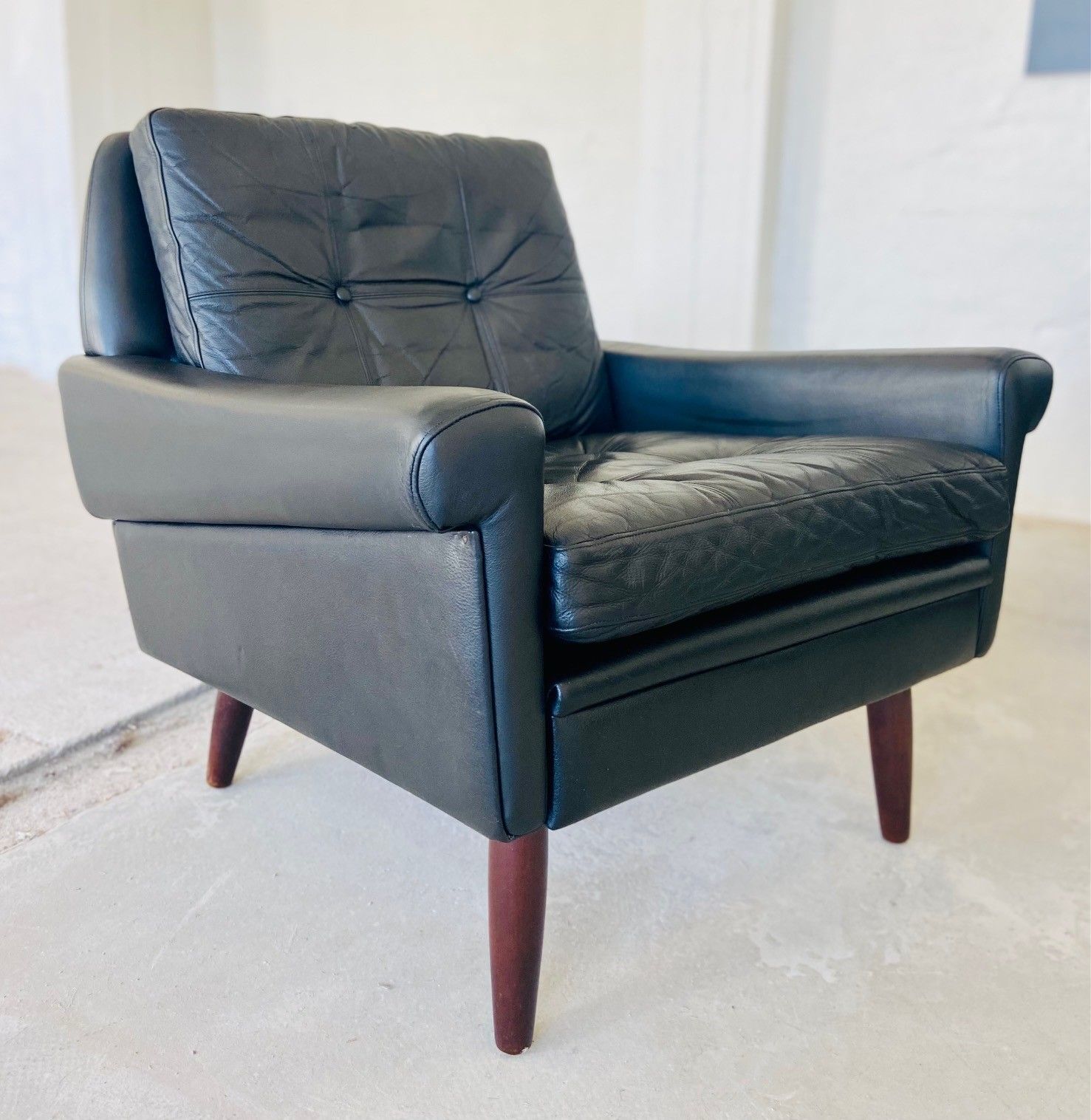 photo furniture Vintage Retro Danish Mid Century Svend Skipper Black  Leather Club Chair