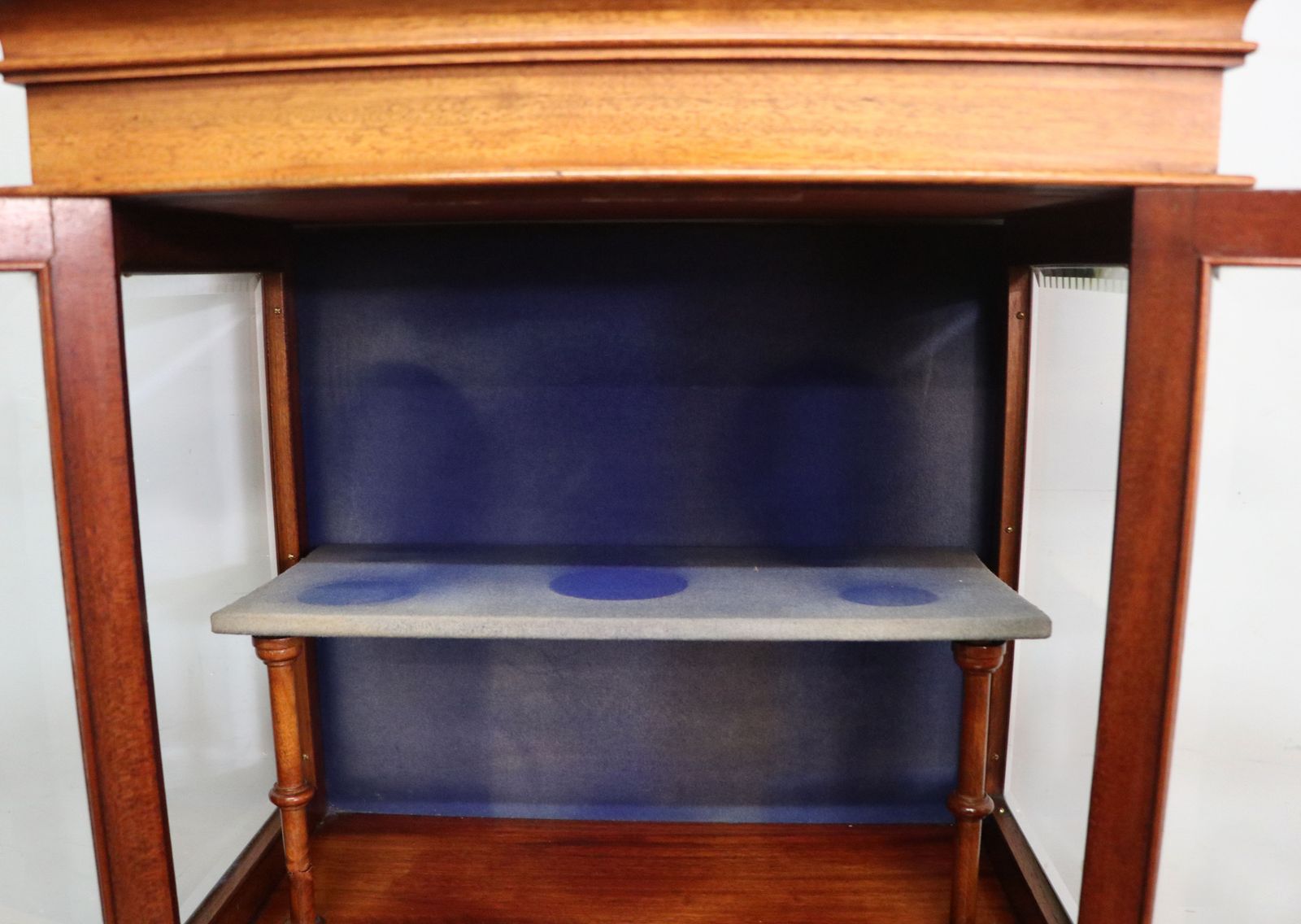 photo vintage A Lovely American Walnut Display Cabinet Of Small Proportions.