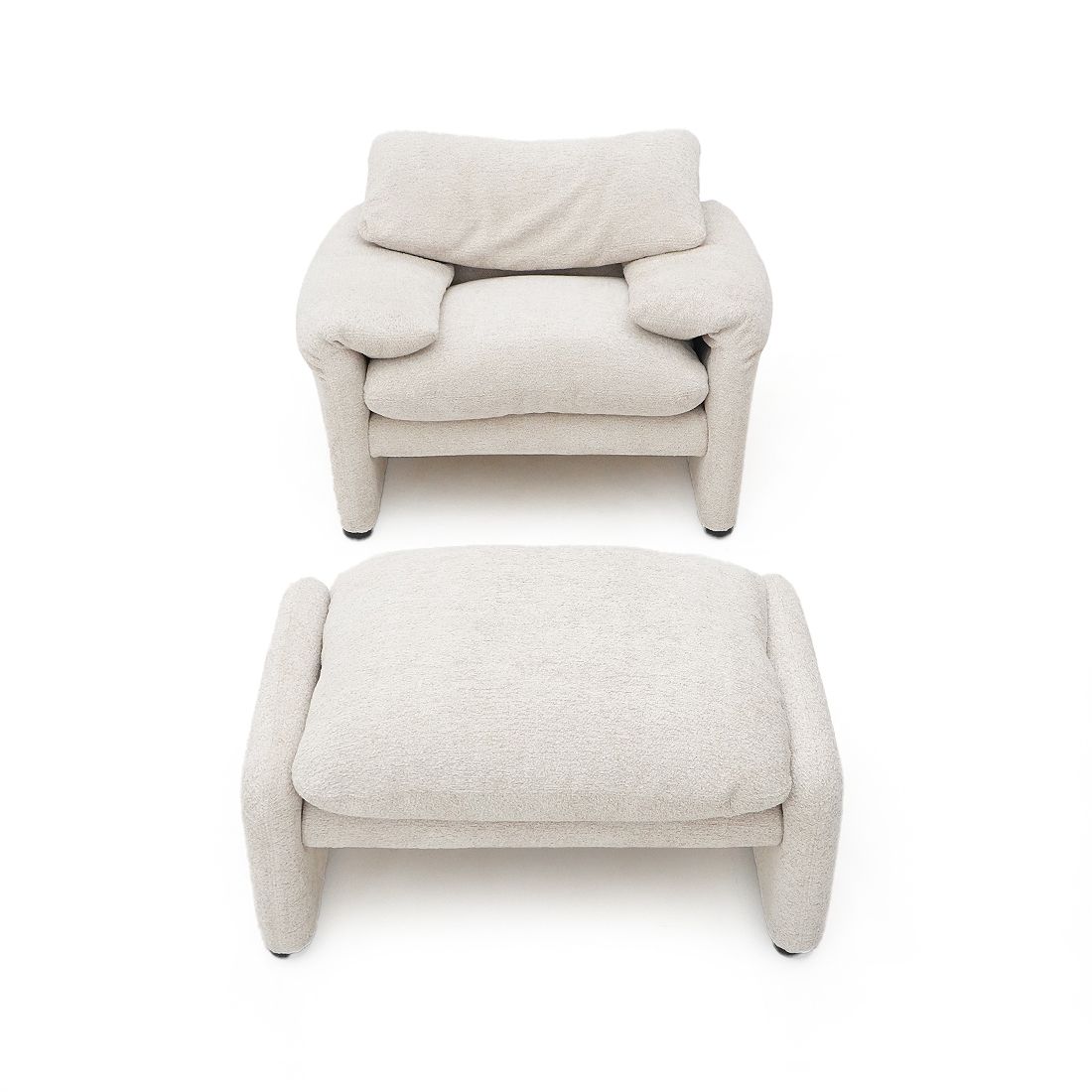 “Maralunga” Armchair With Pouf By Vico Magistretti For Cassina, 1970s photo for sale