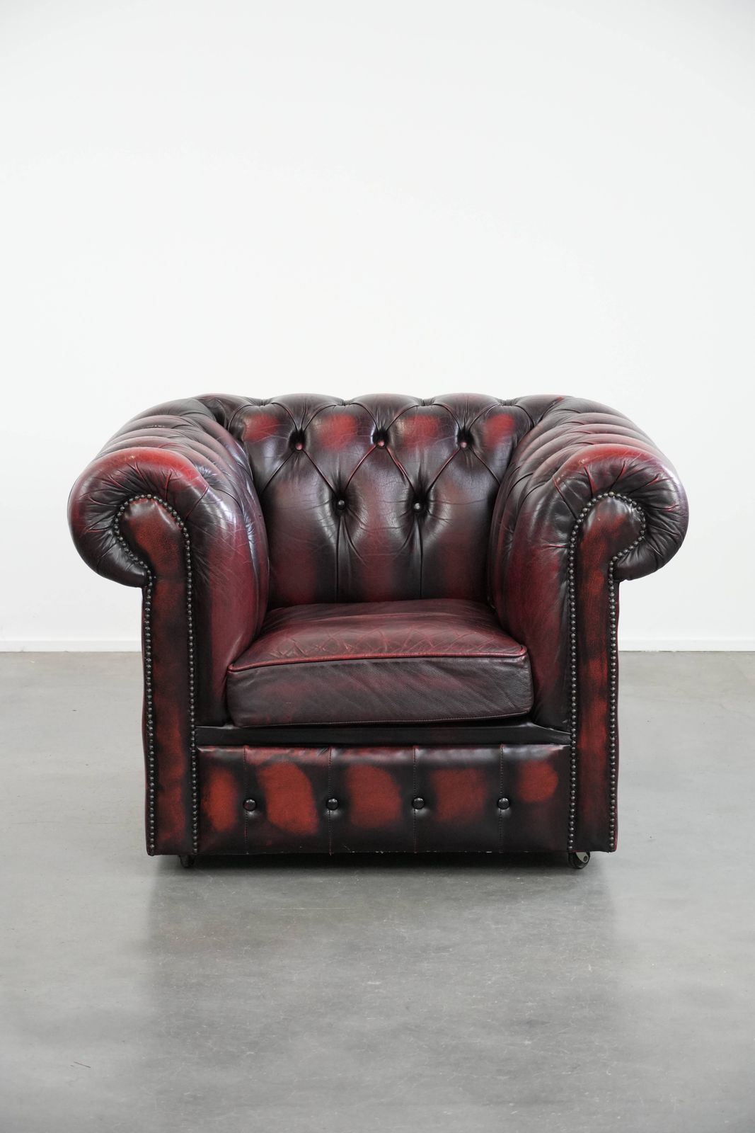 Tijdloze Engelse Chesterfield Fauteuil Van Leer Op Wieltjes, Afgewerkt Met Siernagels photo furniture