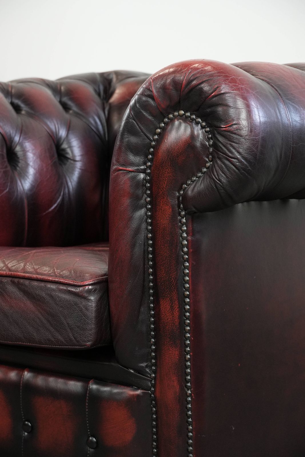 Meubels Tijdloze Engelse Chesterfield Fauteuil Van Leer Op Wieltjes, Afgewerkt Met Siernagels photo