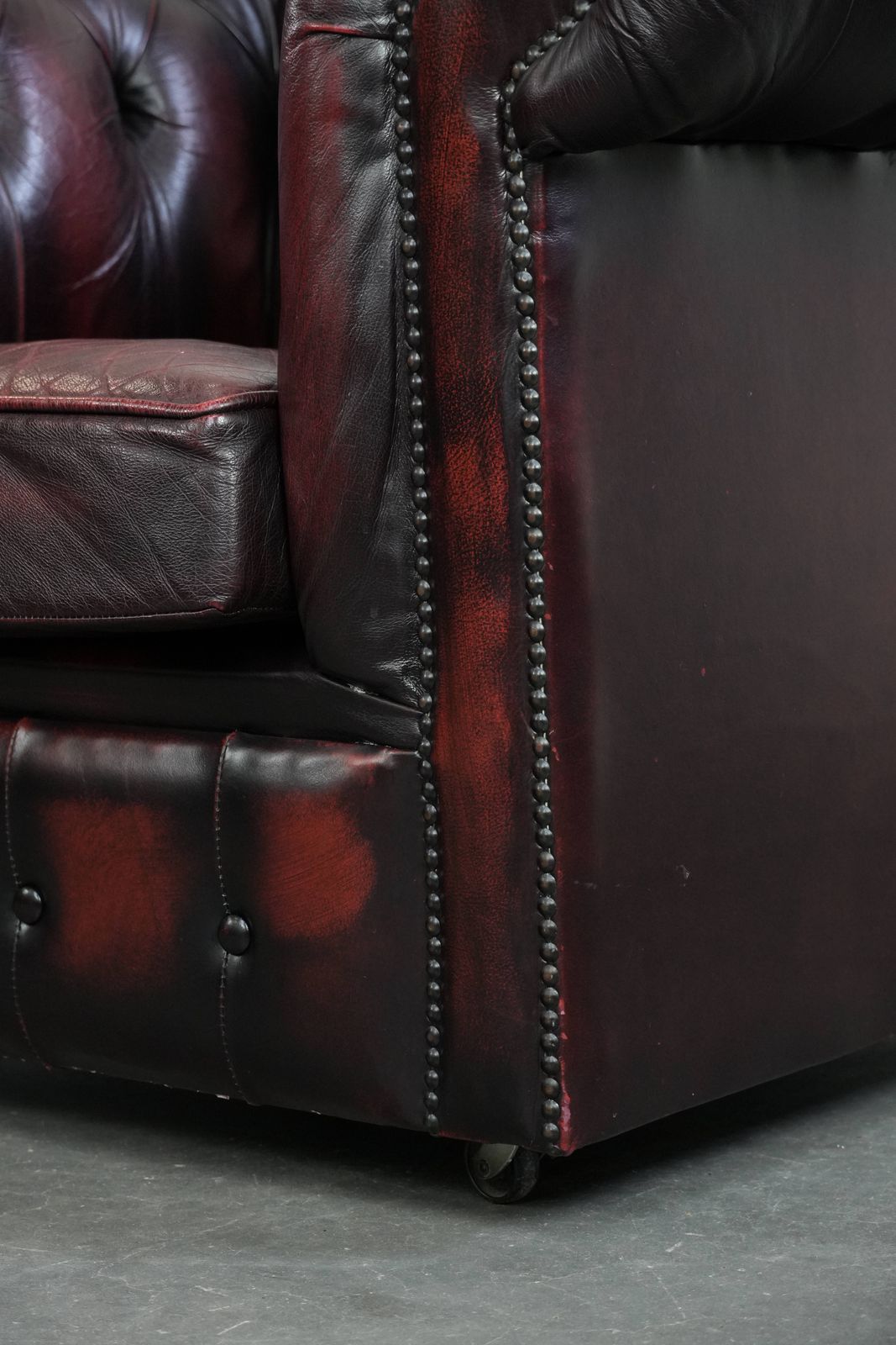 890.0 Timeless And Classic English Chesterfield Leather Armchair On Wheels, Finished With Decorative Nails photo