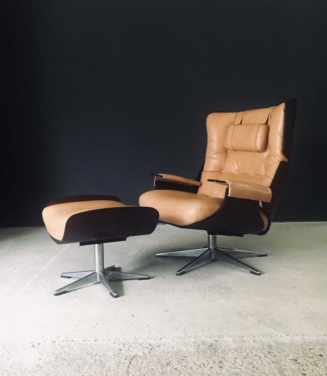 photo furniture Mid Century Modern Design Lederen Lounge Chair & Ottoman, Duitsland, Ca. Jaren 1960