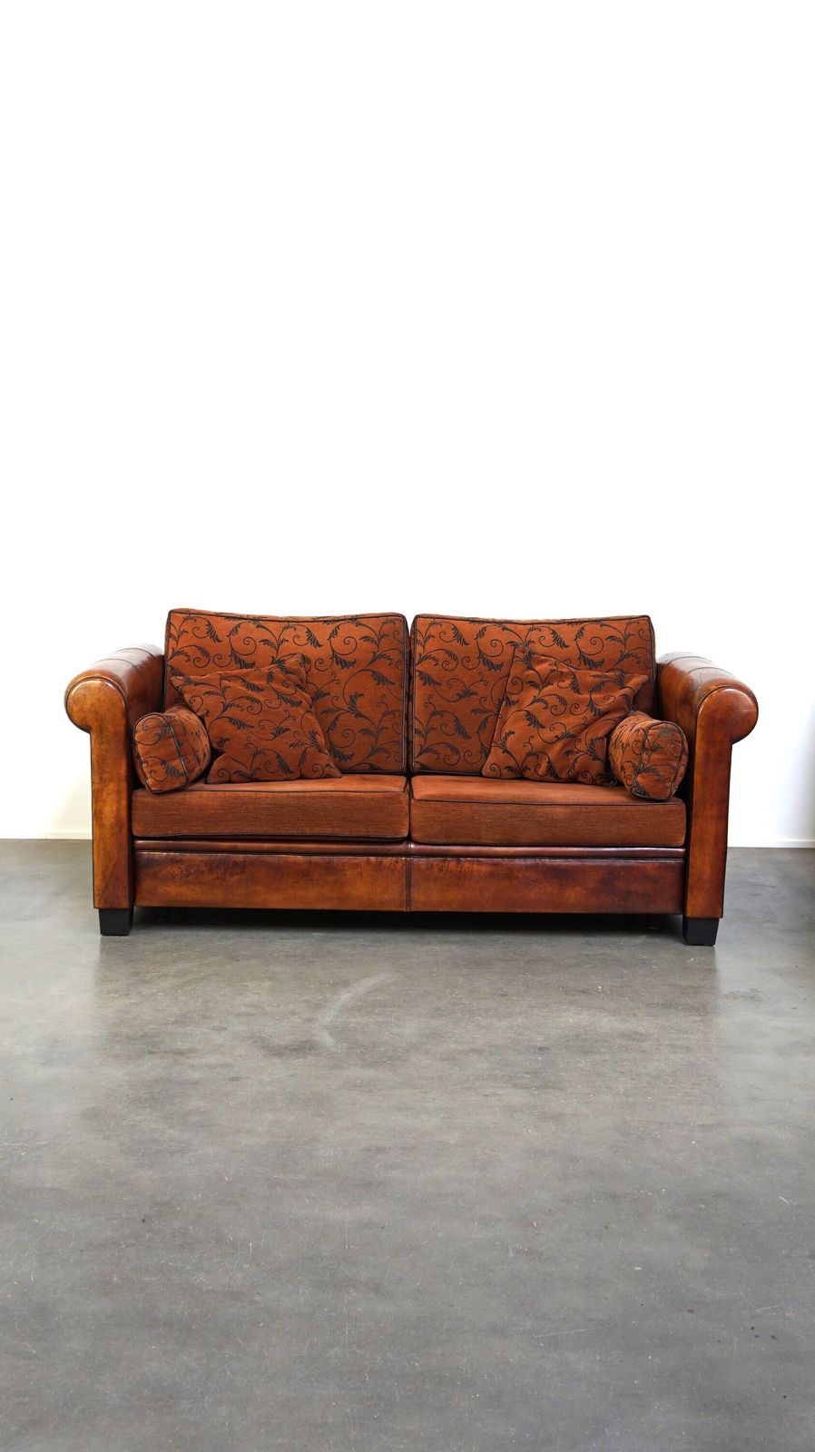 Ruime En Comfortabele 2,5 Zitsbank Van Schapenleer Met Kussens In Engelse Stijl photo furniture
