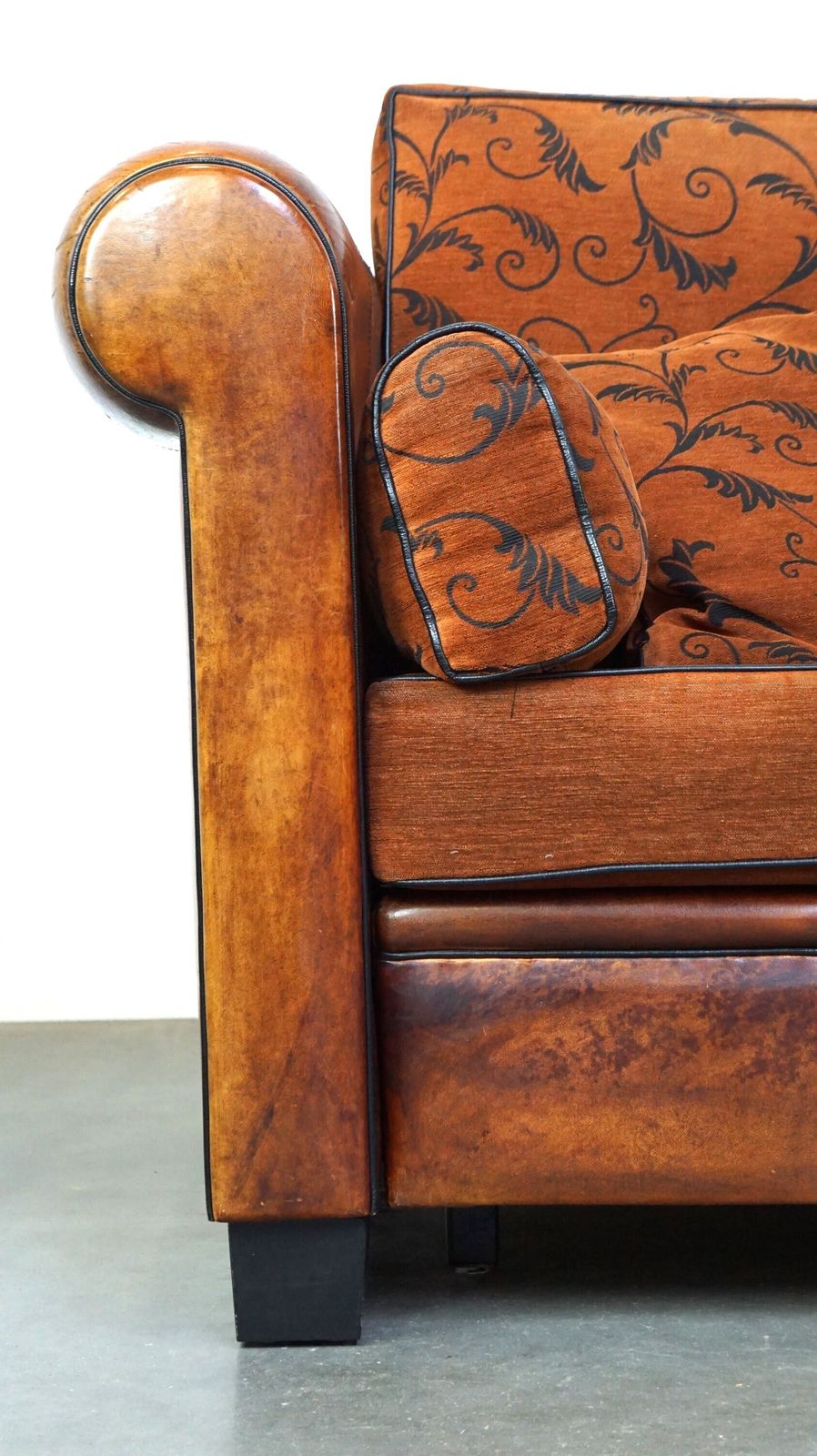 photo for sale Ruime En Comfortabele 2,5 Zitsbank Van Schapenleer Met Kussens In Engelse Stijl