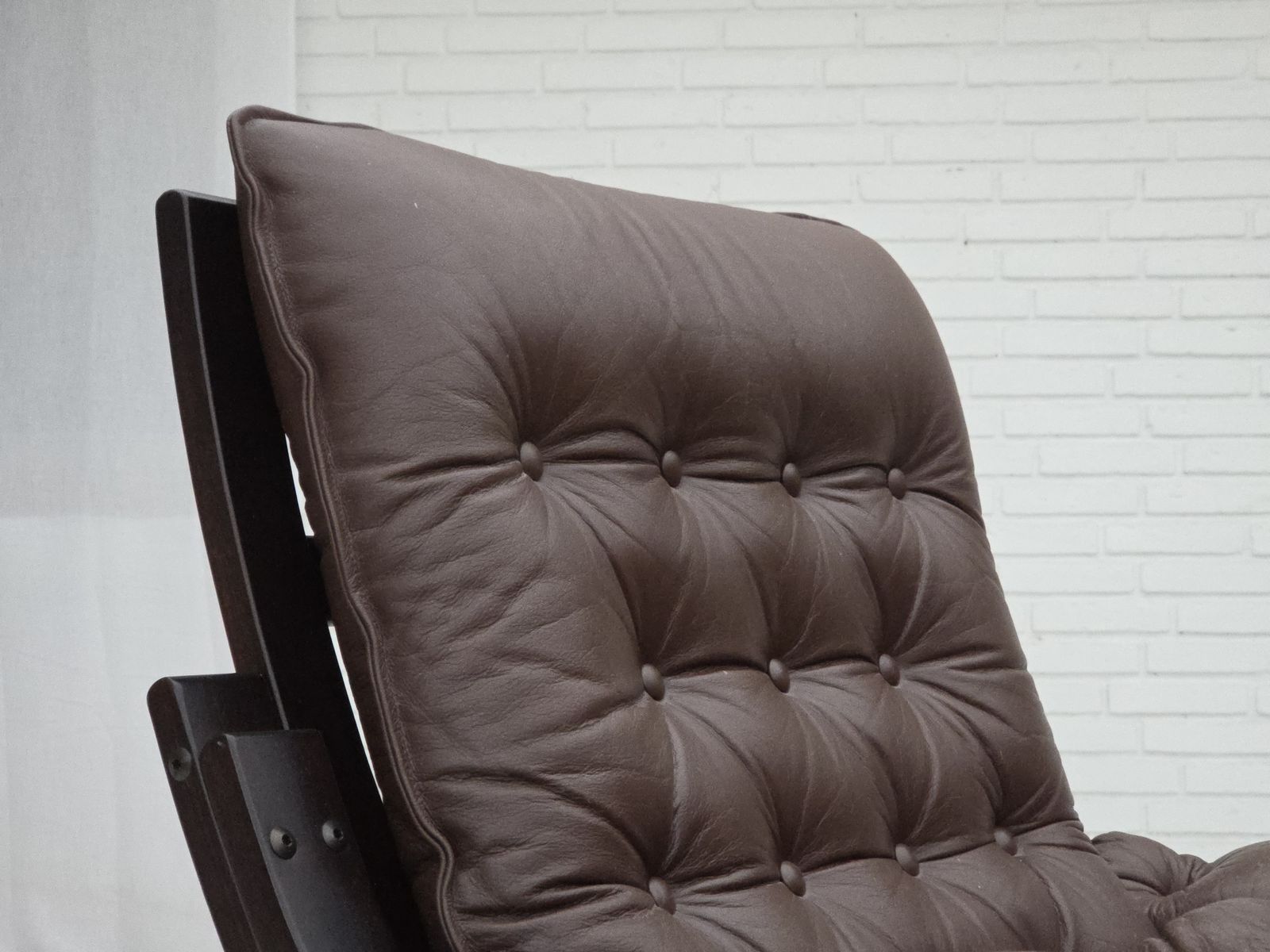 Ca. Jaren 1970, Scandinavisch Vintage Design, Fauteuil, Bruin Leer, Gebogen Hout. photo vinterior