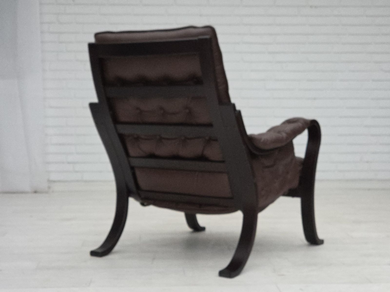 photo furniture Ca. Jaren 1970, Scandinavisch Vintage Design, Fauteuil, Bruin Leer, Gebogen Hout.