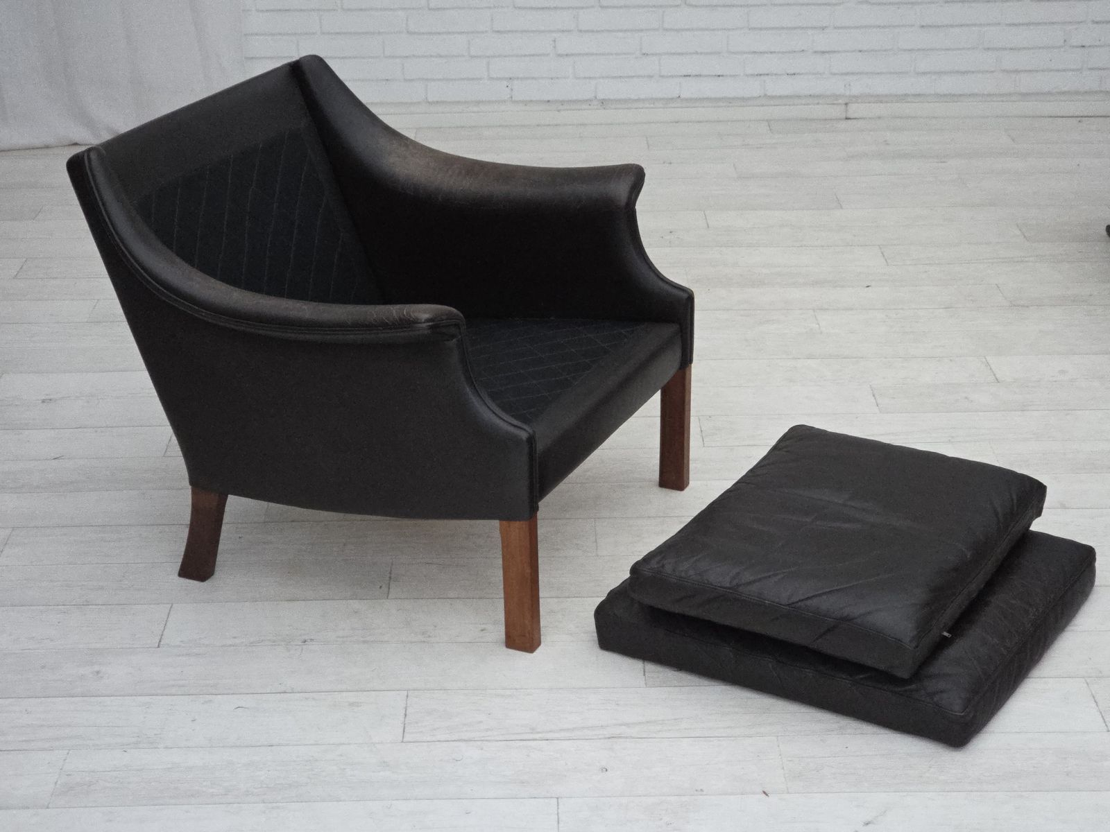 photo vinterior Ca. Jaren 1970, Deens Design Van Aage Christensen, Fauteuil, Model "Monark", Leer, Teakhout.
