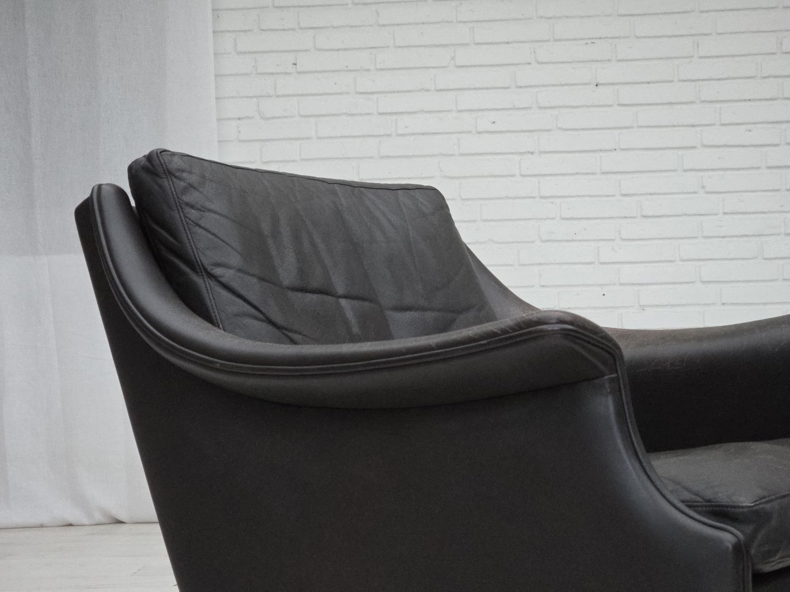 photo vintage 1970s, Danish Design By Aage Christensen, Armchair, Model “Monark“, Leather, Teak Wood.