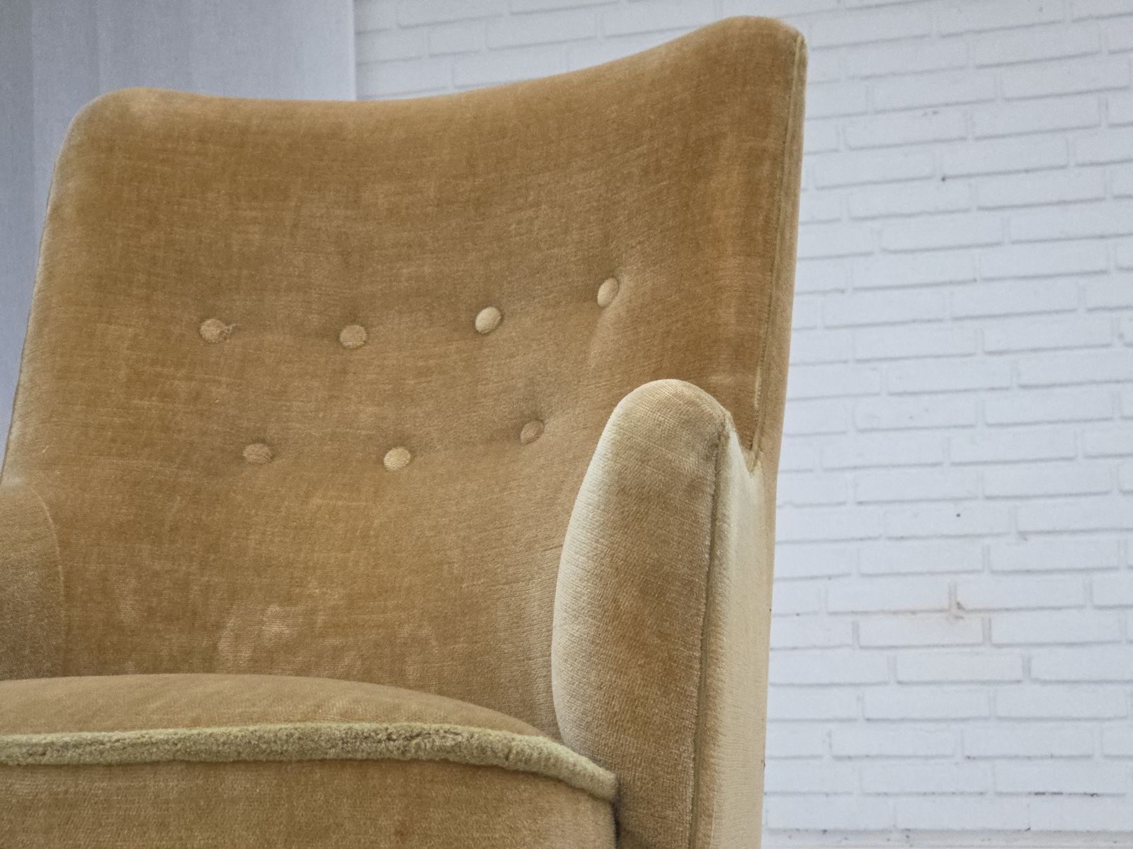 photo for sale Ca. Jaren 1970, Deense Fauteuil, Lichtgroene Meubelvelours Bekleding.
