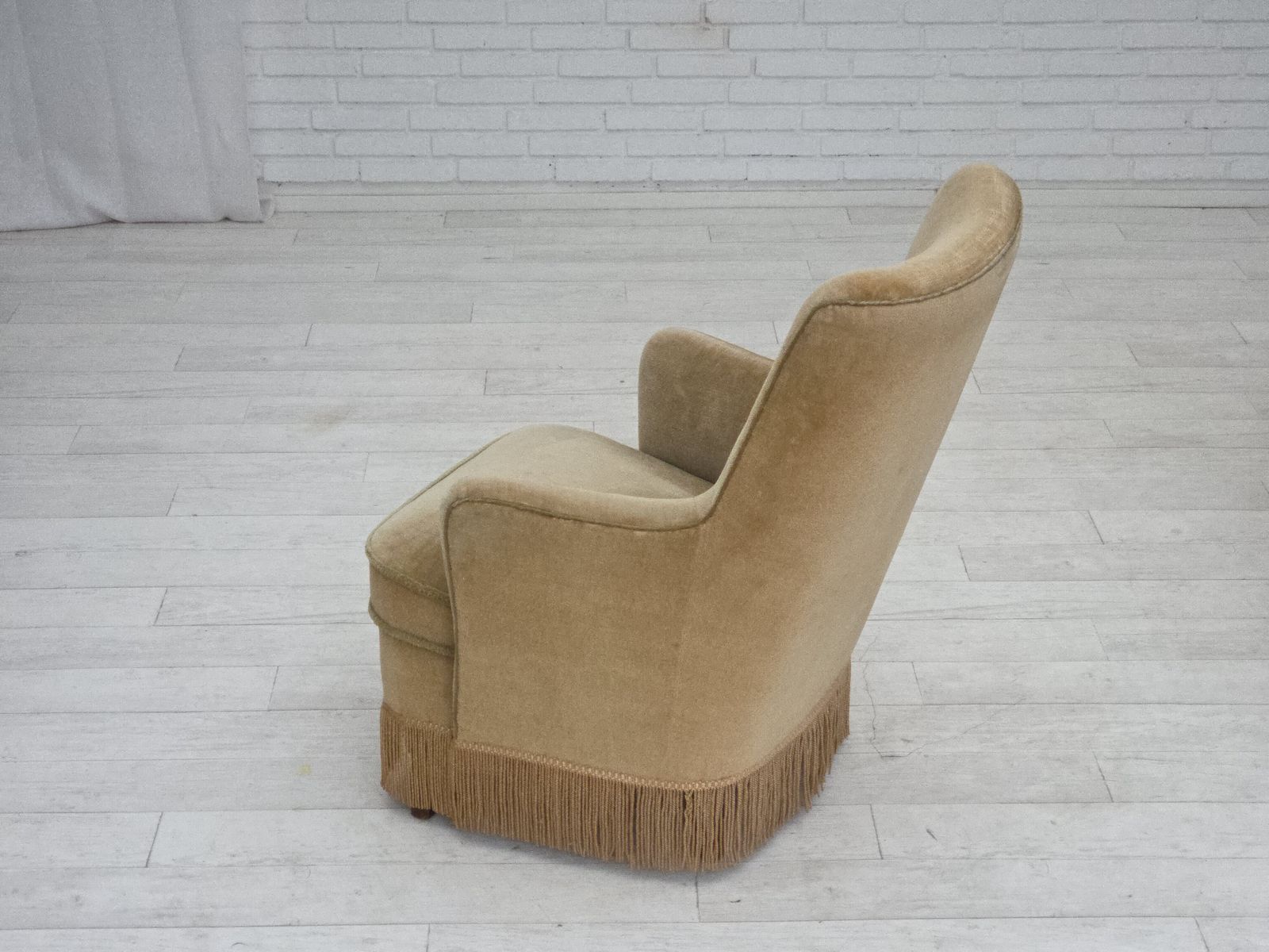 photo vinterior Ca. Jaren 1970, Deense Fauteuil, Lichtgroene Meubelvelours Bekleding.