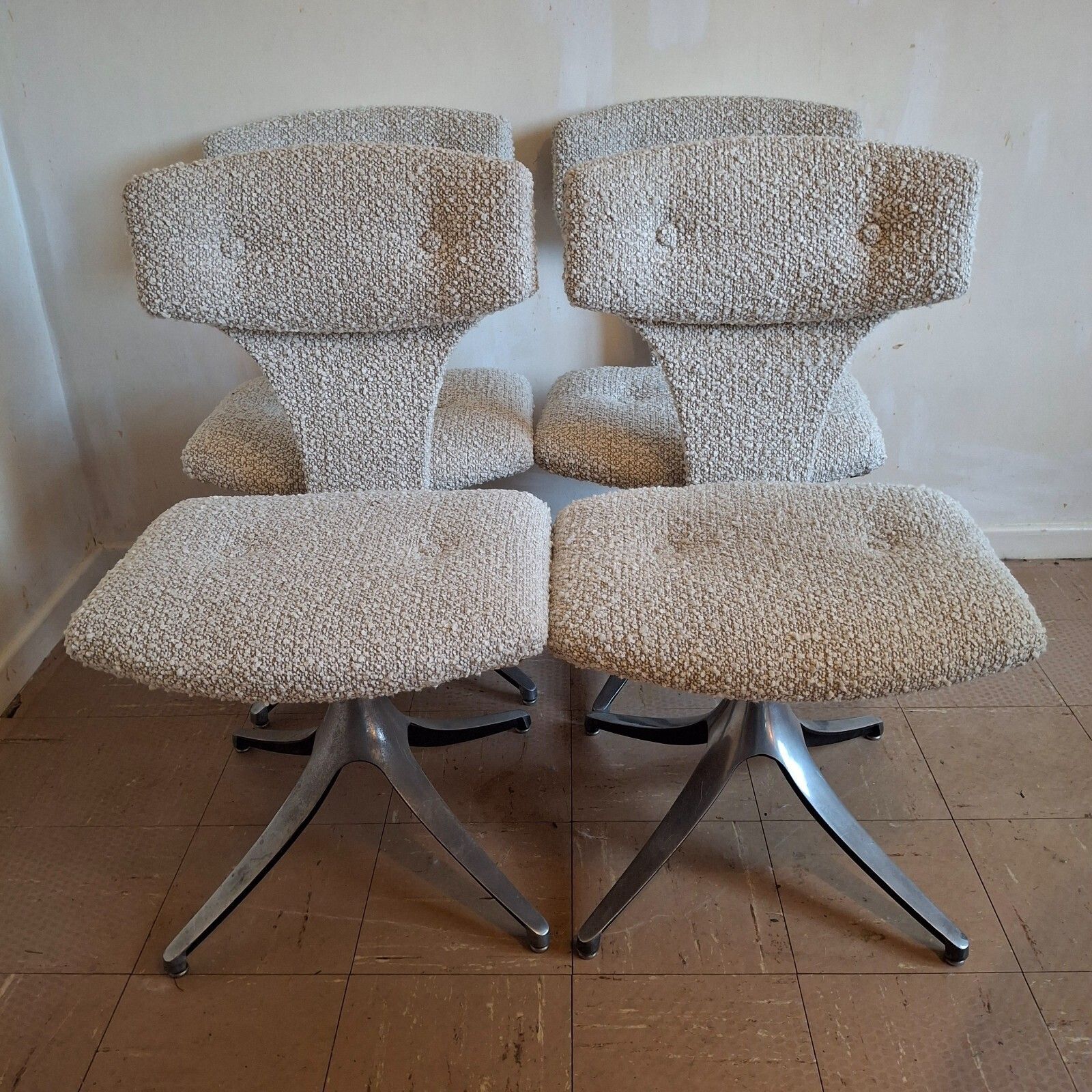 photo furniture Fab Vintage Howell Interlake 4 Swivel Chairs Taupe Boucle & Glass Dining Table