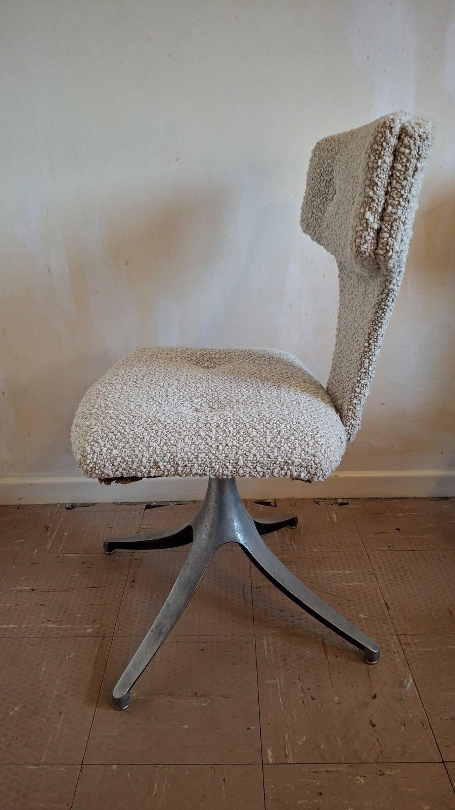 photo vintage Fab Vintage Howell Interlake 4 Swivel Chairs Taupe Boucle & Glass Dining Table